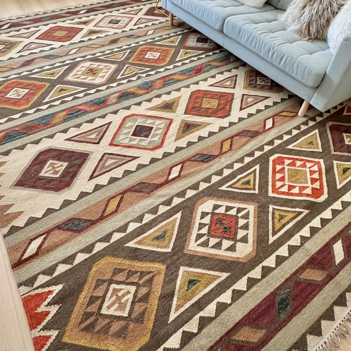 Covor traditional cu tesatura plata subtire Kilim Afshar, in mai multe culori calde de maro, teracotta si crem, intins pe podea 300x400