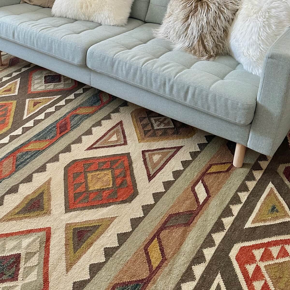 Covor traditional cu tesatura plata subtire Kilim Afshar, in mai multe culori calde de maro, teracotta si crem, intins pe podea, 200x300