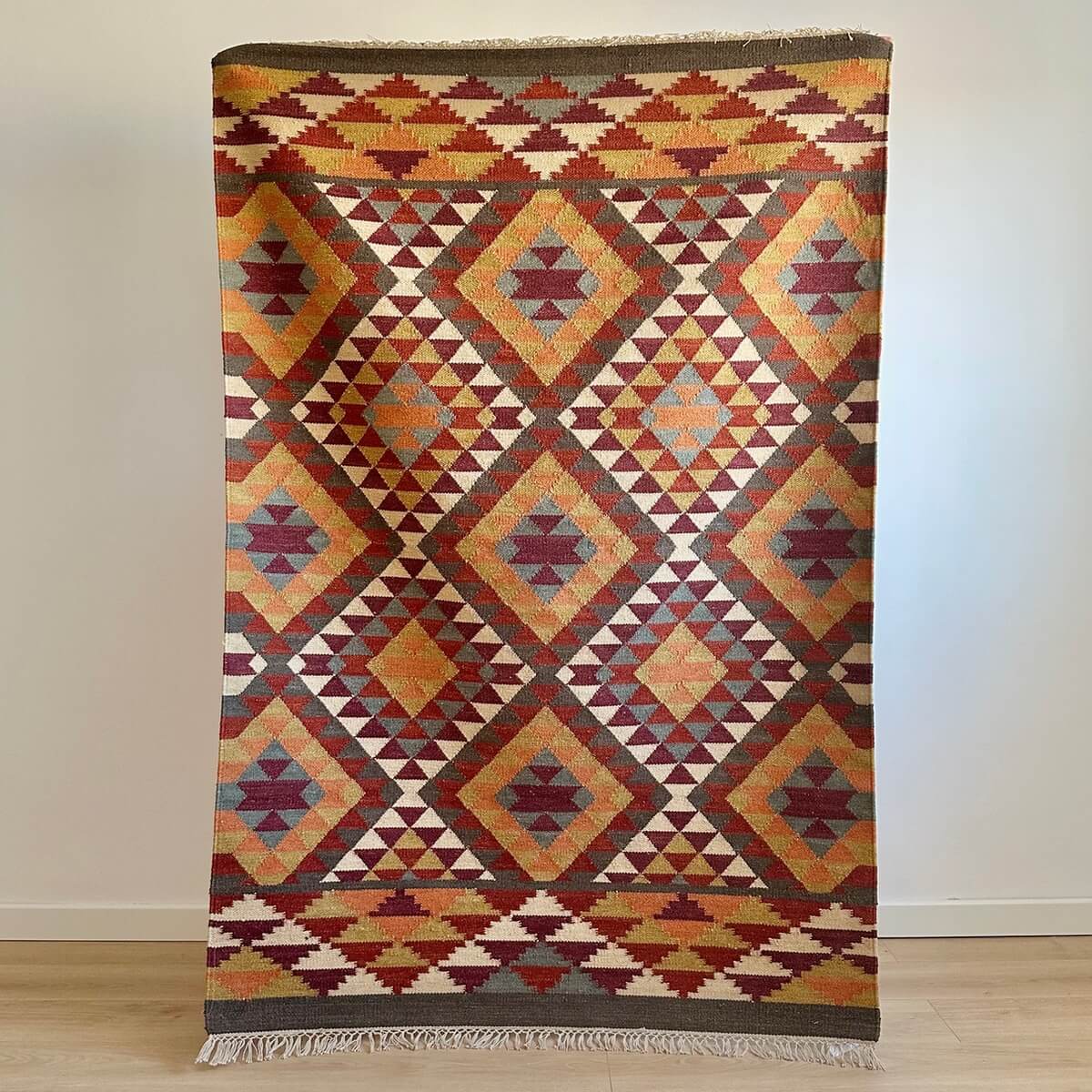 Covor subtire cu tesatura plata Kilim Alwar cu motive traditionale in culori calde de rosu maro si portocaliu in doua dimensiuni, model geometric in romb