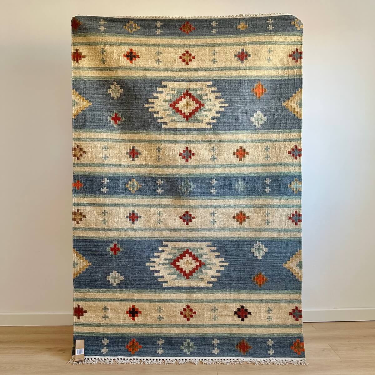 Covor Kilim Bimala, tesut plat in mod traditional din lana, model in romburi in nuante de bej si albastru