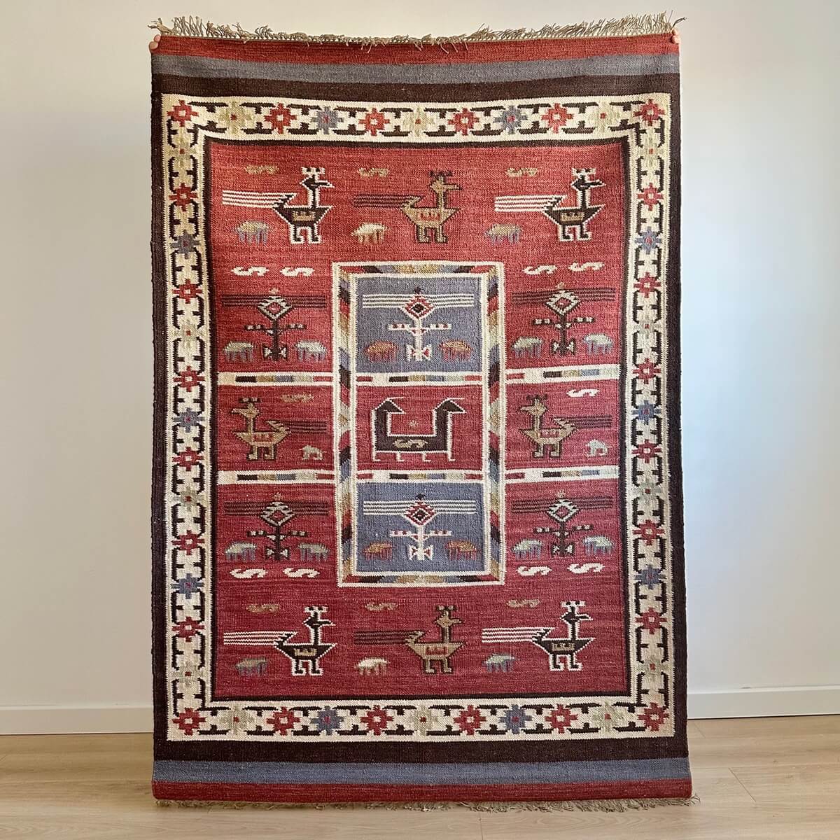 Covor traditional cu tesatura plata kilim Birdsong, multicolor cu modele aztece si simboluri native, nuante calde de rosu teracota.