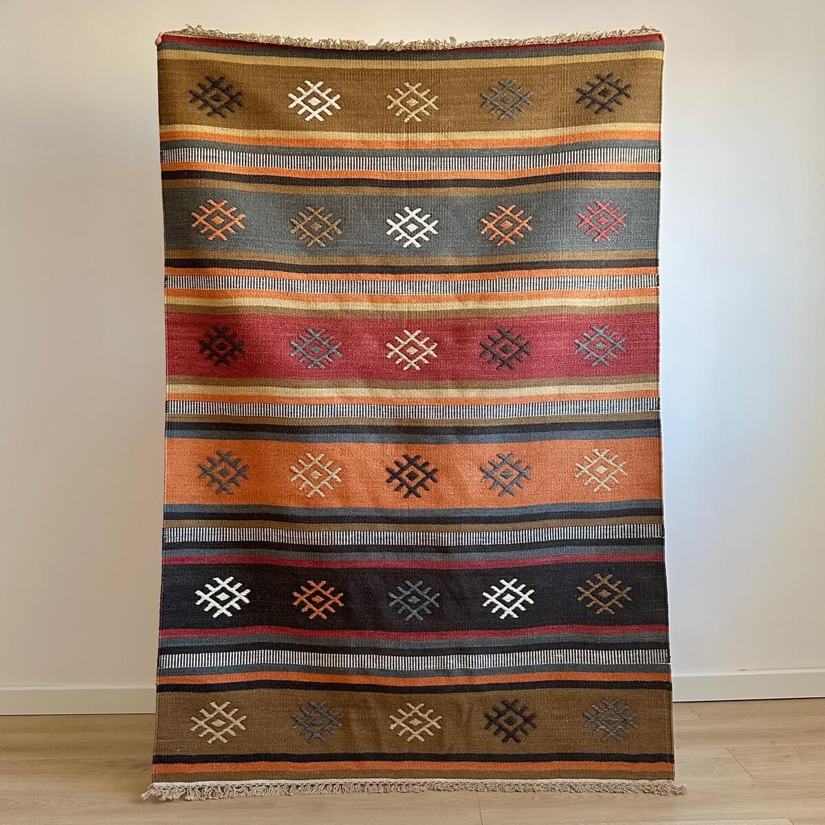 Covor traditional cu tesatura plata kilim Juma, multicolor cu modele si simboluri, nuante calde
