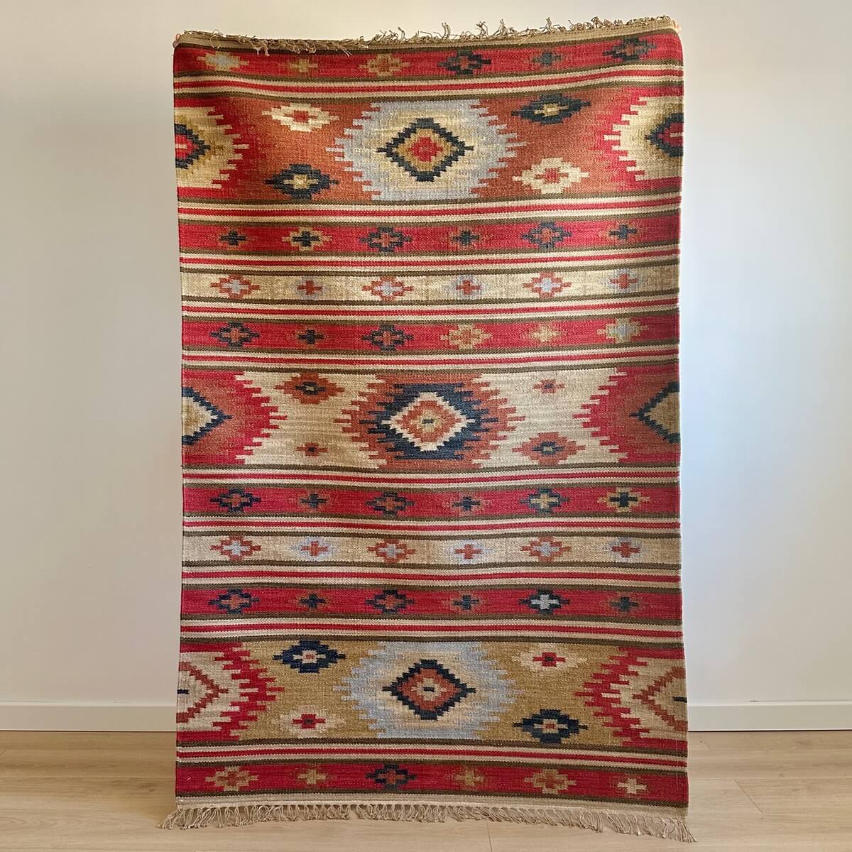 Covor tesut plat subtire din lana si bumbac Kilim Kashi, motive si simboluri traditional cu modele geometrice aztece forma de romburi, multicolor rosu crem albastru