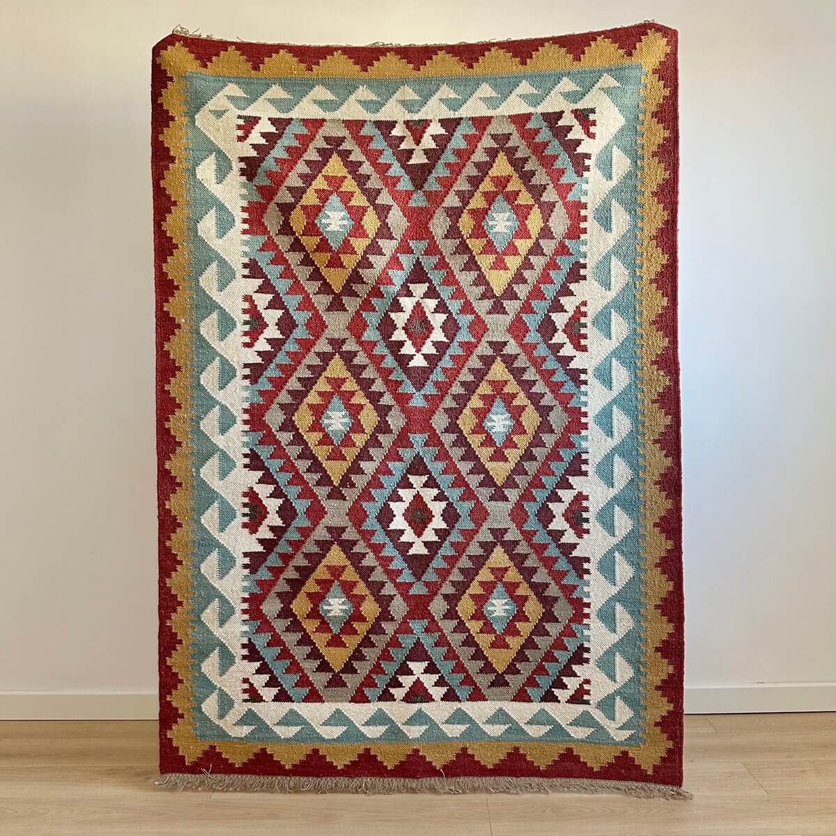 Covor kilim cu motive traditionale Khiva, multicolor in nuante de rosu bej si bleu cu modele in romb