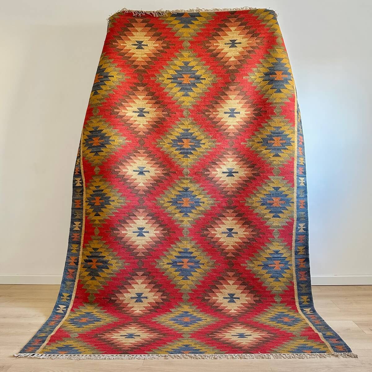 Covor traditional cu tesatura plata subtire Kilim Khorassan, culori vibrante de rosu, model XL 200x300