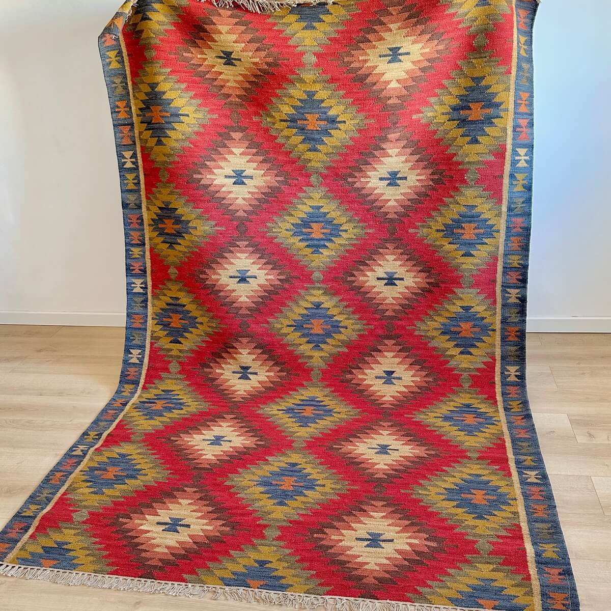 Covor traditional cu tesatura plata subtire Kilim Khorassan, culori vibrante de rosu, model XL 200x300, intins
