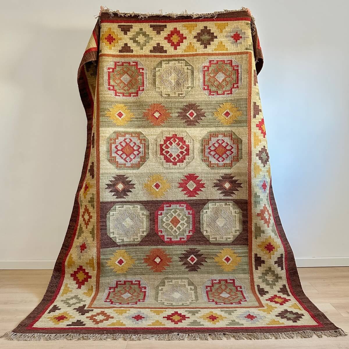 covor traditional kilim cu tesatura plata Kohra, marime XL 200x300, multicolor nuante calde de maro rosu crem cu modele geometrice aztece