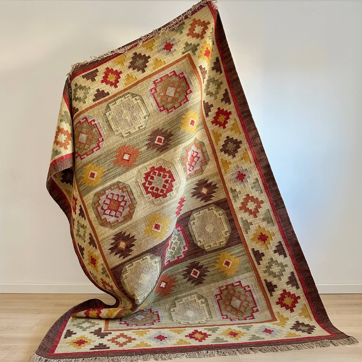 covor traditional kilim cu tesatura plata Kohra, marime XL 200x300, multicolor nuante calde de maro rosu crem cu modele geometrice aztece, sus