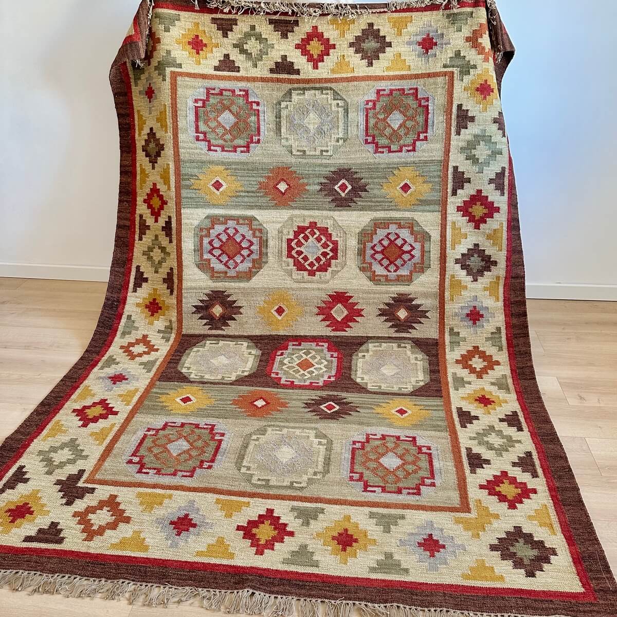 covor traditional kilim cu tesatura plata Kohra, marime XL 200x300, multicolor nuante calde de maro rosu crem cu modele geometrice aztece, intins