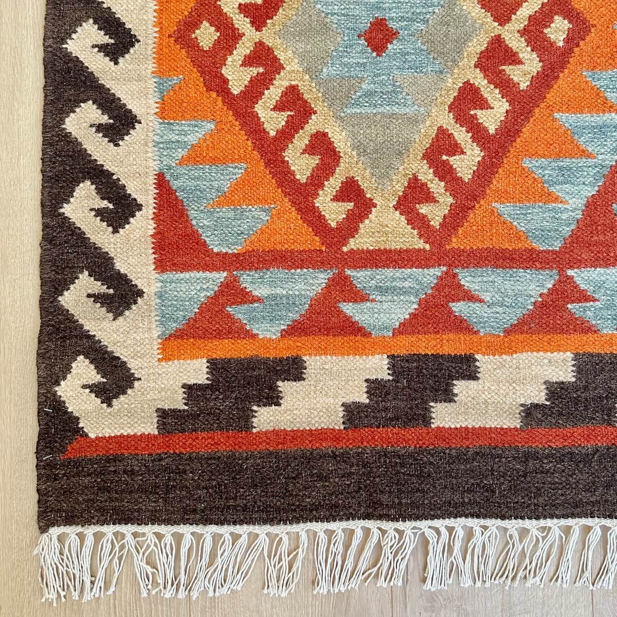 Covor traditional Kilim cu tesatura plata Saira, model mic 120x180, multicolor nuante calde de rosu portocaliu crem cu modele geometrice in romb, colt
