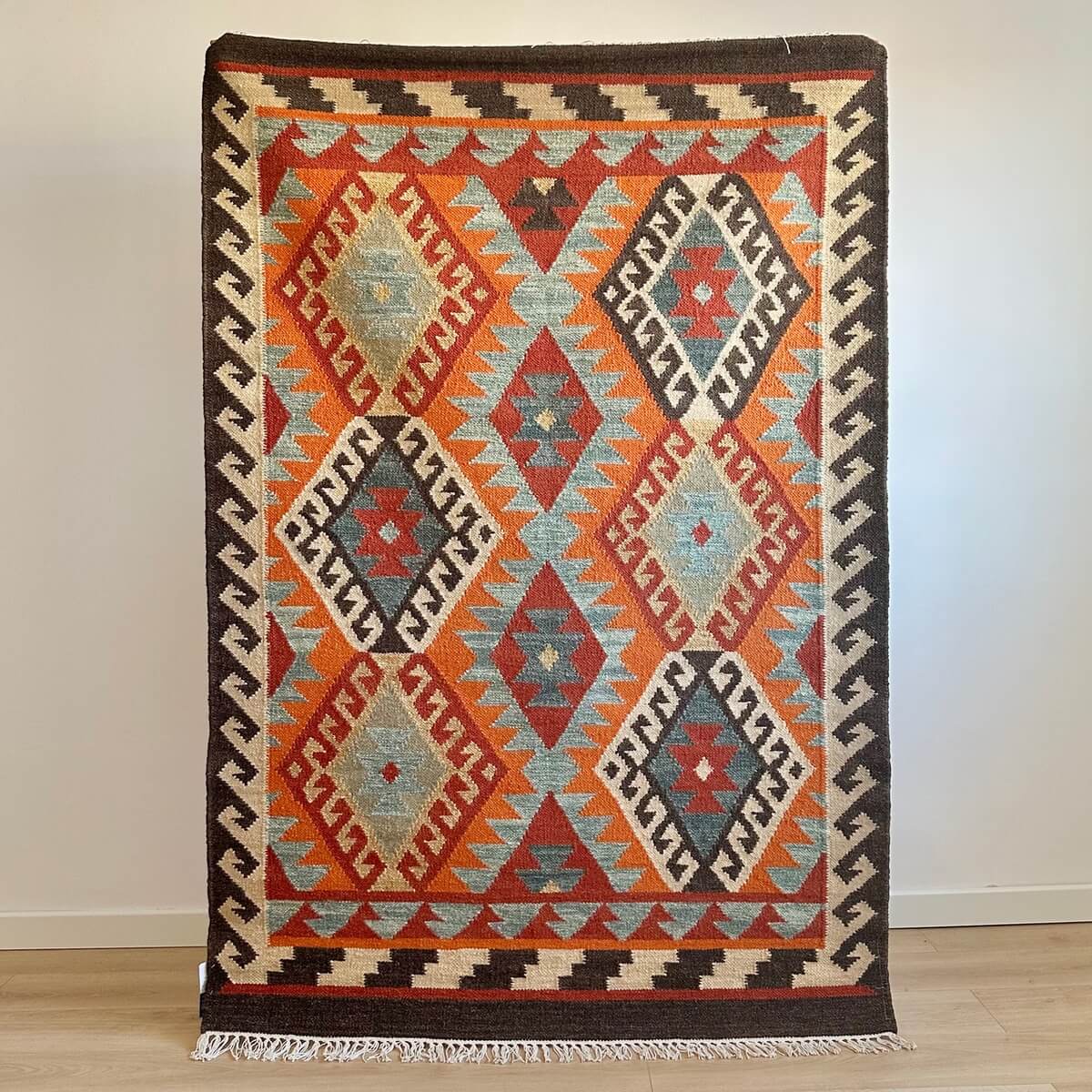 Covor traditional Kilim cu tesatura plata Saira, model mic 120x180, multicolor nuante calde de rosu portocaliu crem cu modele geometrice in romb