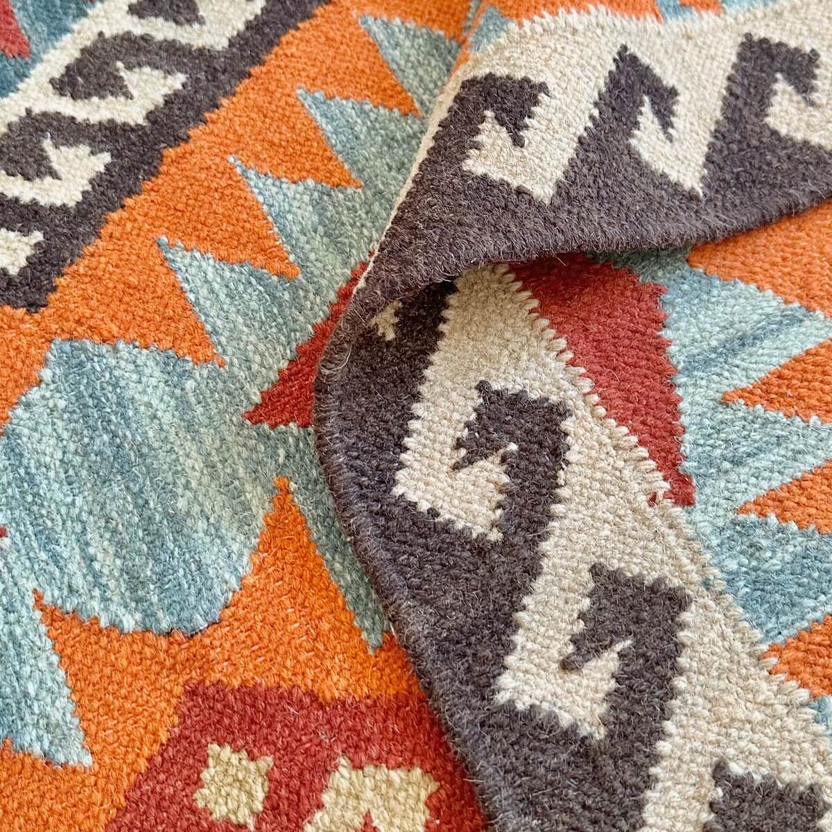 Covor traditional Kilim cu tesatura plata Saira, model mic 120x180, multicolor nuante calde de rosu portocaliu crem cu modele geometrice in romb, zoom