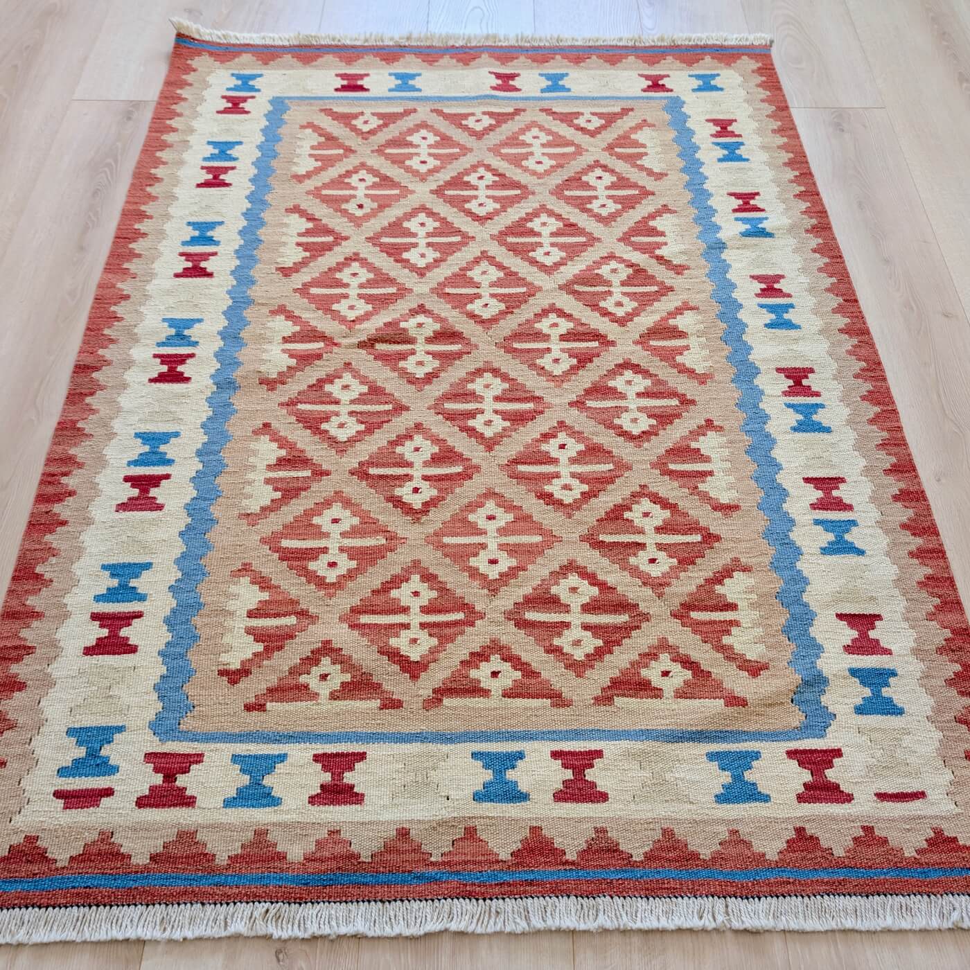 Covor tradițional din lână cu țesătură plata - Kilim Gashghai (150cm x 105cm) - 100% lână virgină - culori calde, forme geometrice - pe podea