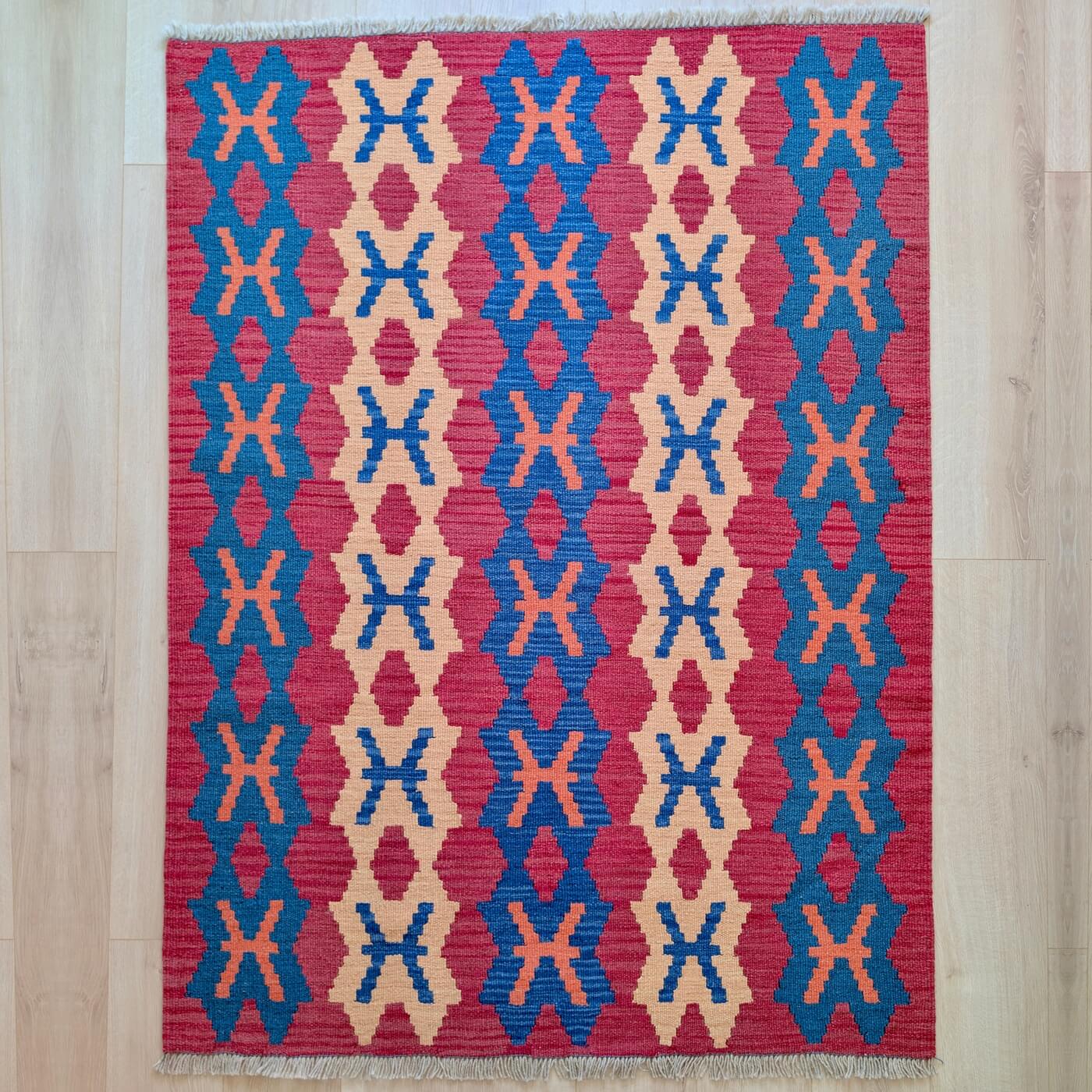 Covor din Lână Țesut Manual Plat - Kilim Gashghai (171cm x 126cm) - model geometric cu forme de X în culorile roșu, albastru și bej - de sus