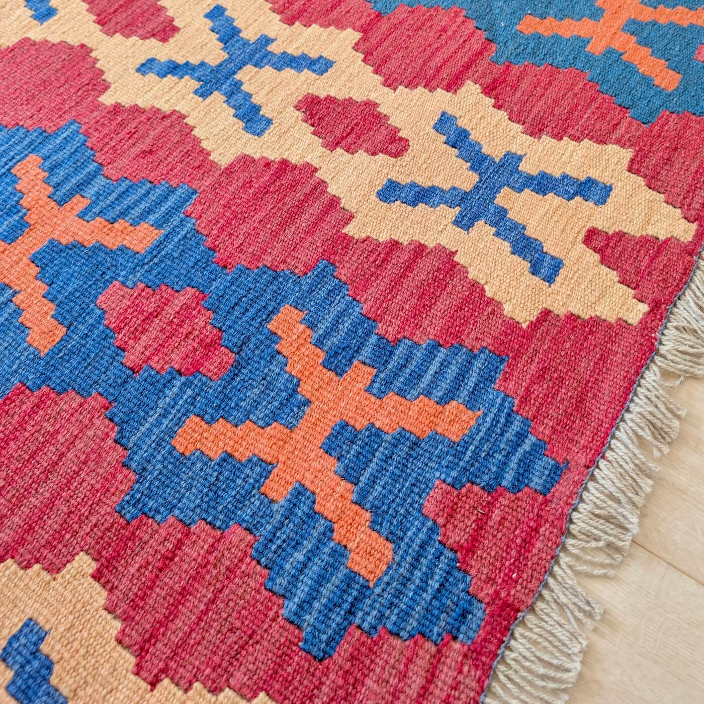 Covor din Lână Țesut Manual Plat - Kilim Gashghai (171cm x 126cm) - model geometric cu forme de X în culorile roșu, albastru și bej - zoom