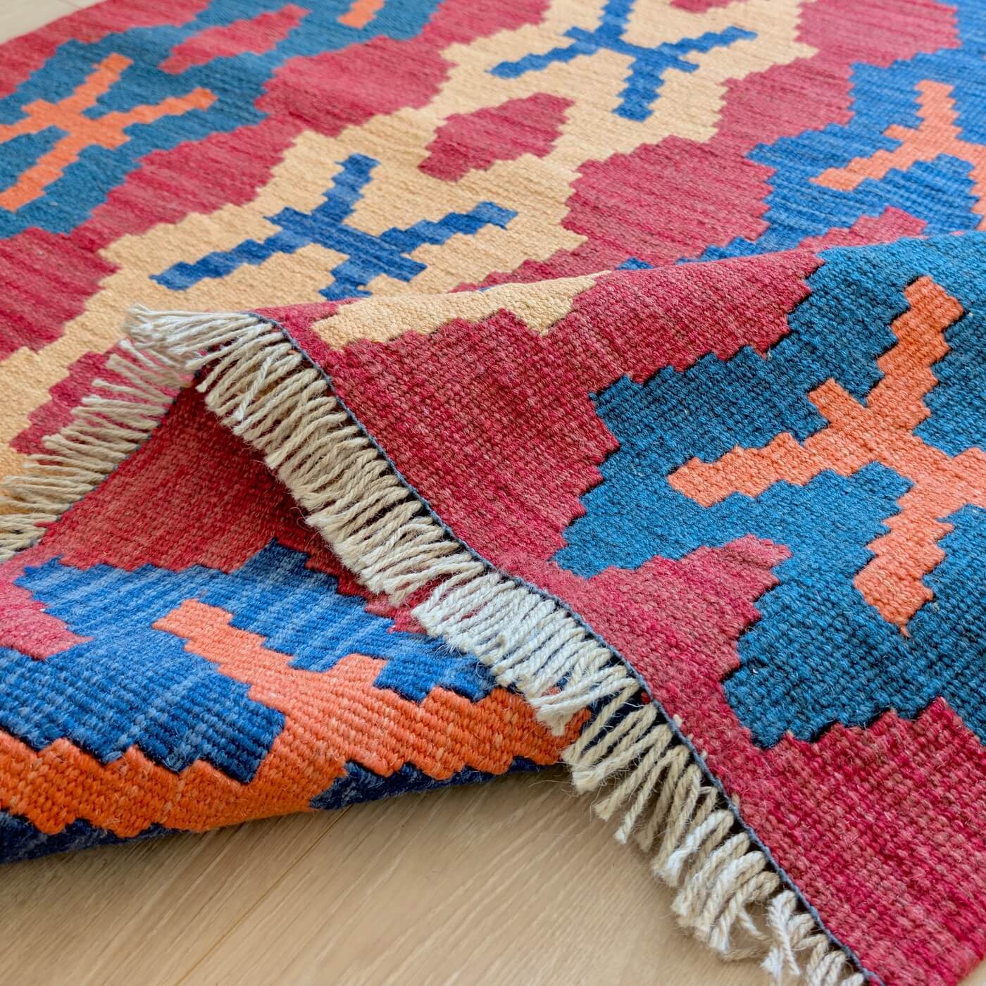 Covor din Lână Țesut Manual Plat - Kilim Gashghai (171cm x 126cm) - model geometric cu forme de X în culorile roșu, albastru și bej - zoom reversibil