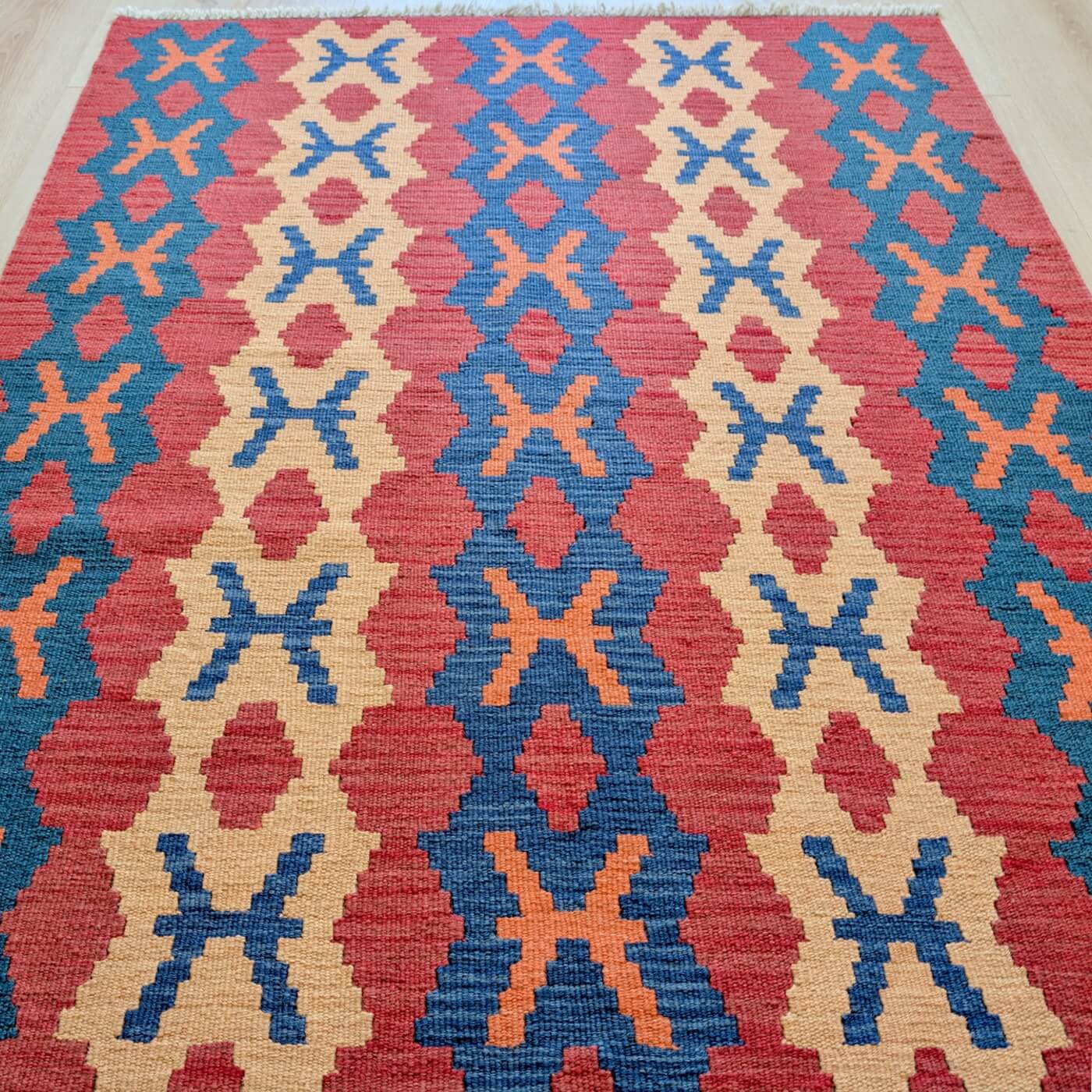 Covor din Lână Țesut Manual Plat - Kilim Gashghai (171cm x 126cm) - model geometric cu forme de X în culorile roșu, albastru și bej - întins