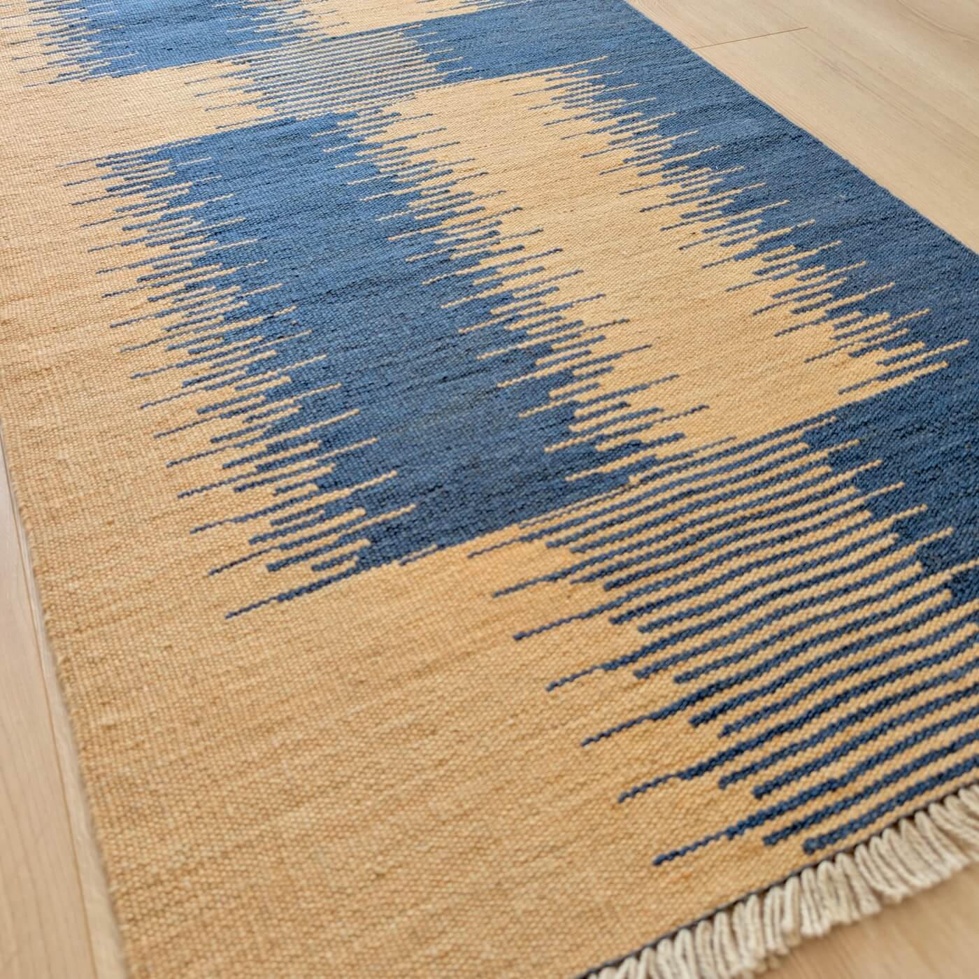 Covor Traversă din Lână Țesut Manual - Kilim Gashghai (193cm x 64cm) - model modern contemporan în două culori - bej natural și albastru - de aproape