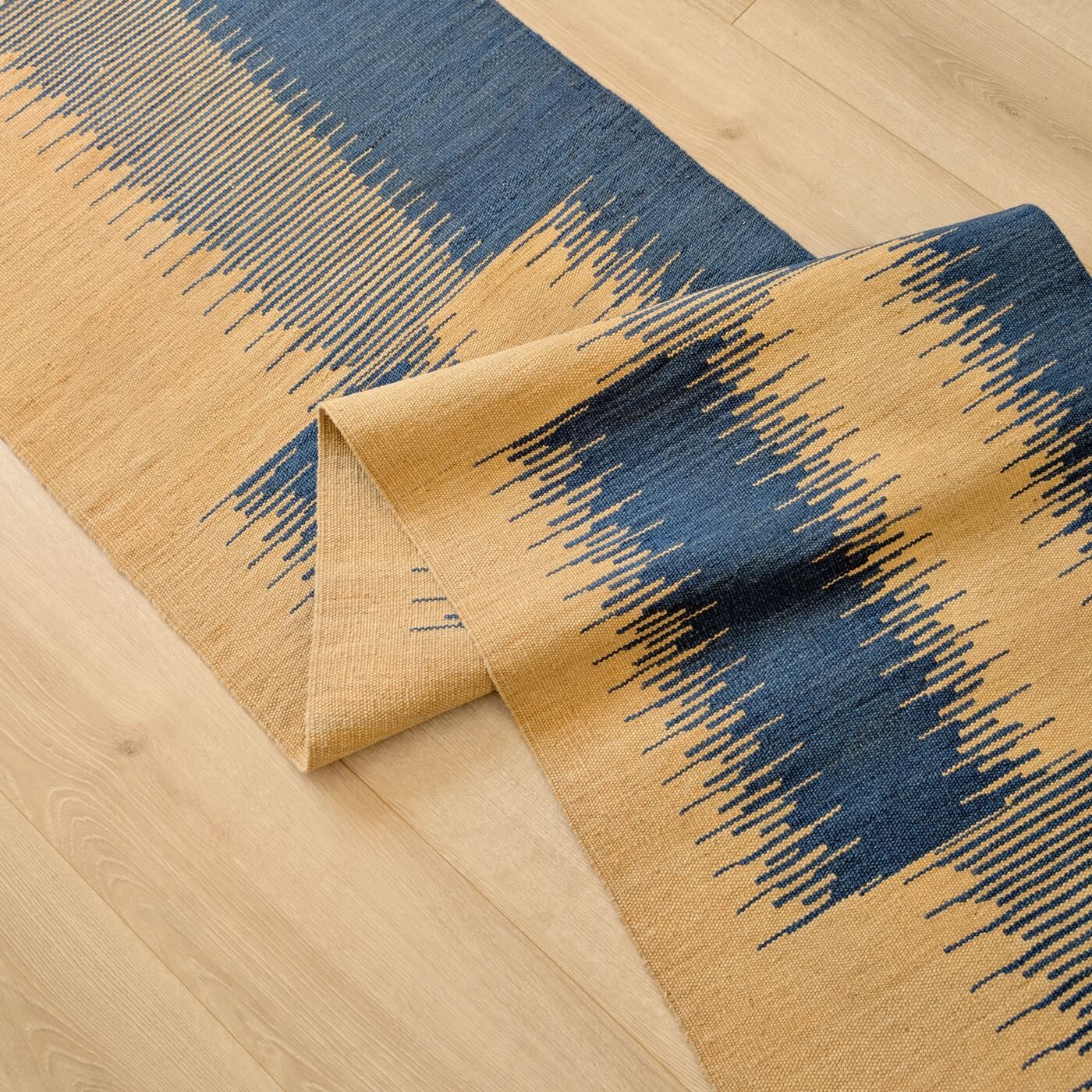 Covor Traversă din Lână Țesut Manual - Kilim Gashghai (193cm x 64cm) - model modern contemporan în două culori - bej natural și albastru - subțire și durabil