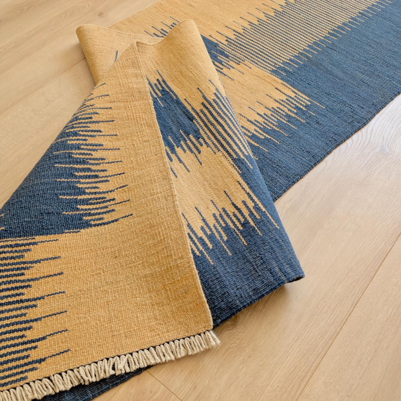 Covor Traversă din Lână Țesut Manual - Kilim Gashghai (193cm x 64cm) - model modern contemporan în două culori - bej natural și albastru - reversibil