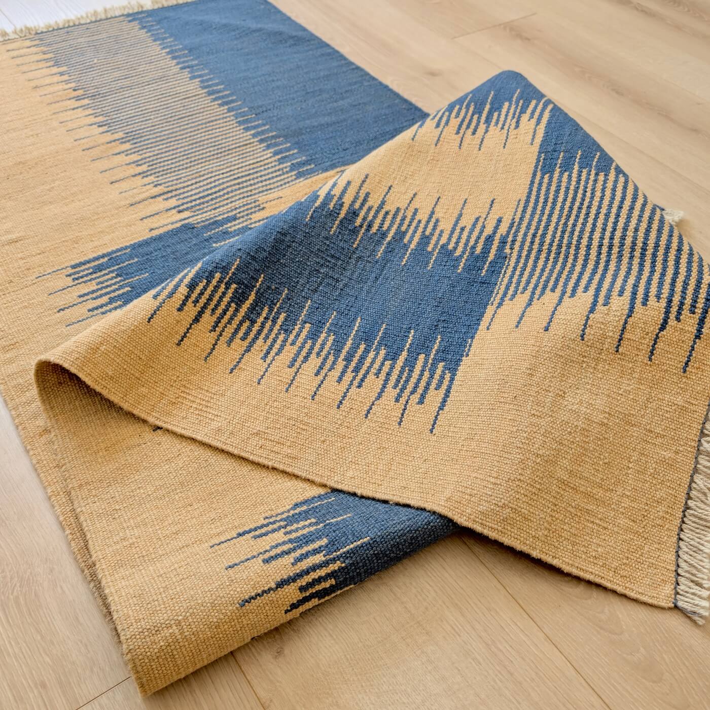 Covor Traversă din Lână Țesut Manual - Kilim Gashghai (193cm x 64cm) - model modern contemporan în două culori - bej natural și albastru - frumos