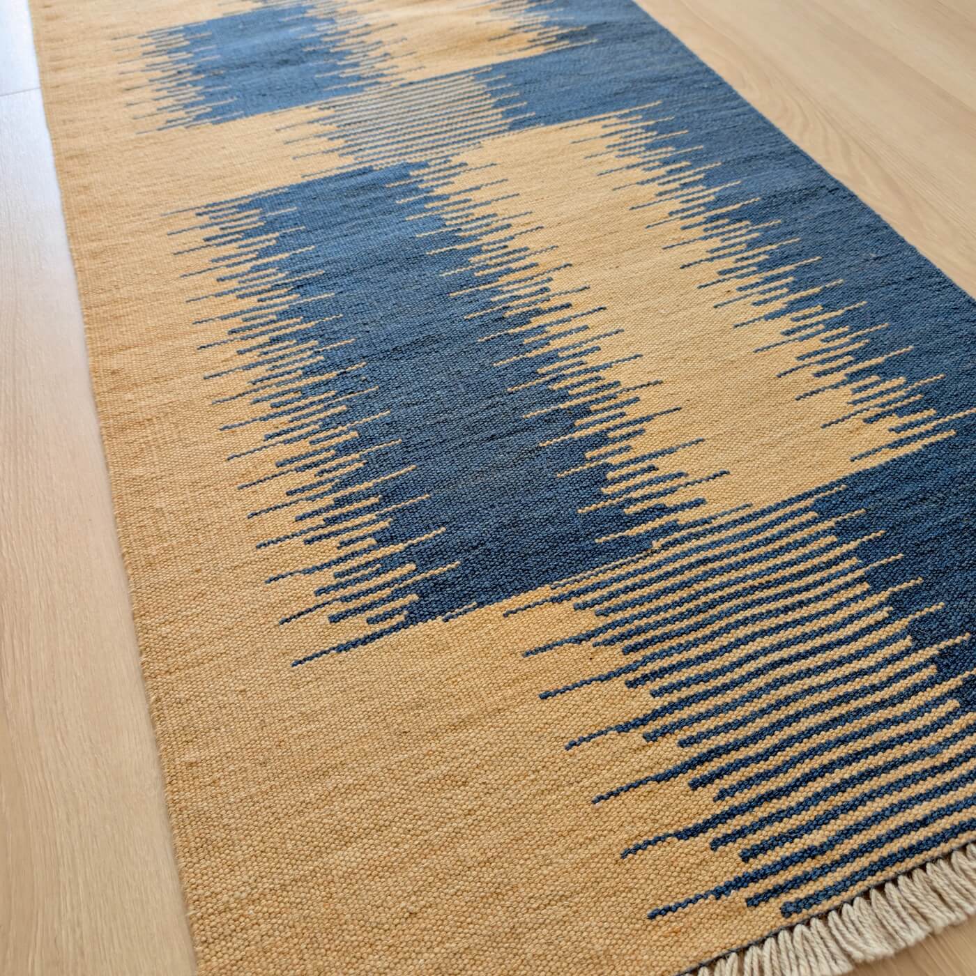 Covor Traversă din Lână Țesut Manual - Kilim Gashghai (193cm x 64cm) - model modern contemporan în două culori - bej natural și albastru - lung