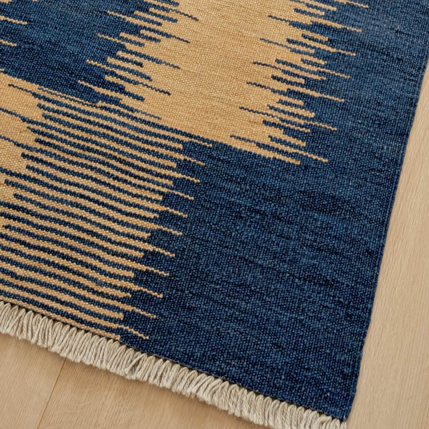Covor Traversă din Lână Țesut Manual - Kilim Gashghai (193cm x 64cm) - model modern contemporan în două culori - bej natural și albastru - zoom
