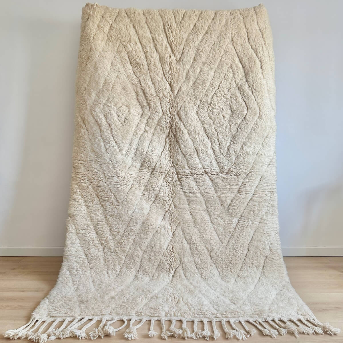 Covor marocan Berber din lana cu ciucuri - Beni Ourain (250cm x 160cm) - culoare alb crem cu model geometric de romburi - gros si pufos