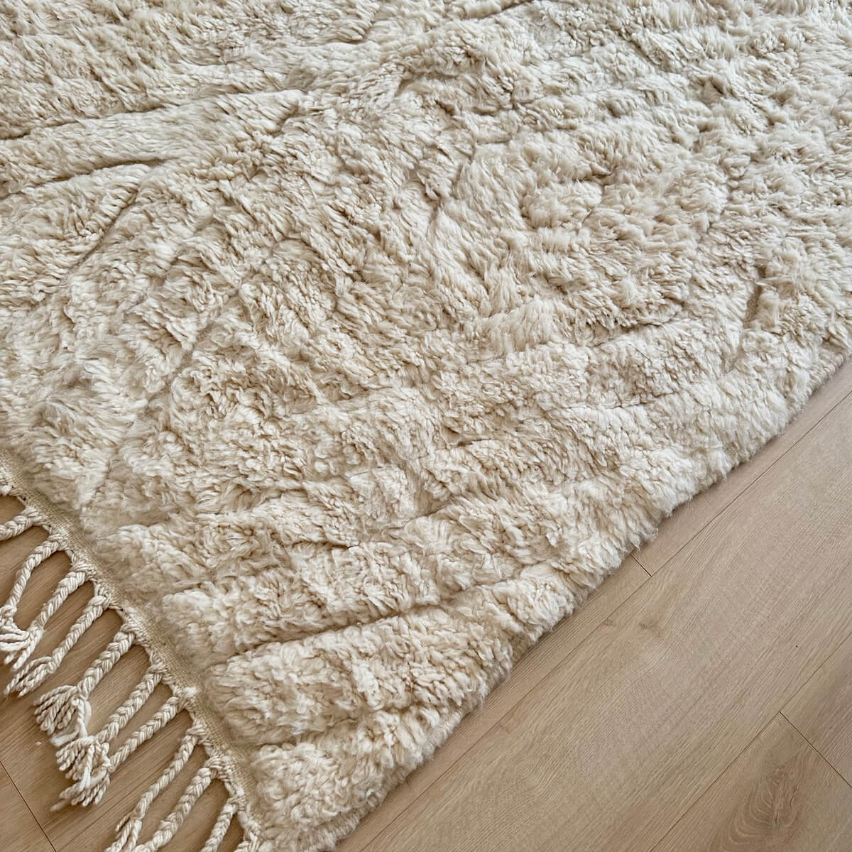 Covor marocan Berber din lana cu ciucuri - Beni Ourain (250cm x 160cm) - culoare alb crem cu model geometric de romburi - gros si pufos - zoom