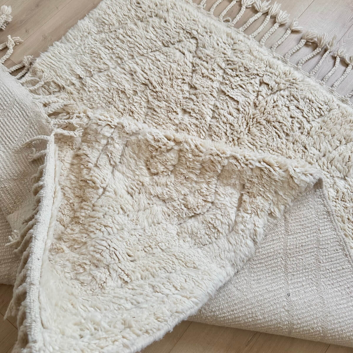 Covor marocan Berber din lana cu ciucuri - Beni Ourain (250cm x 160cm) - culoare alb crem cu model geometric de romburi - gros si pufos - verso