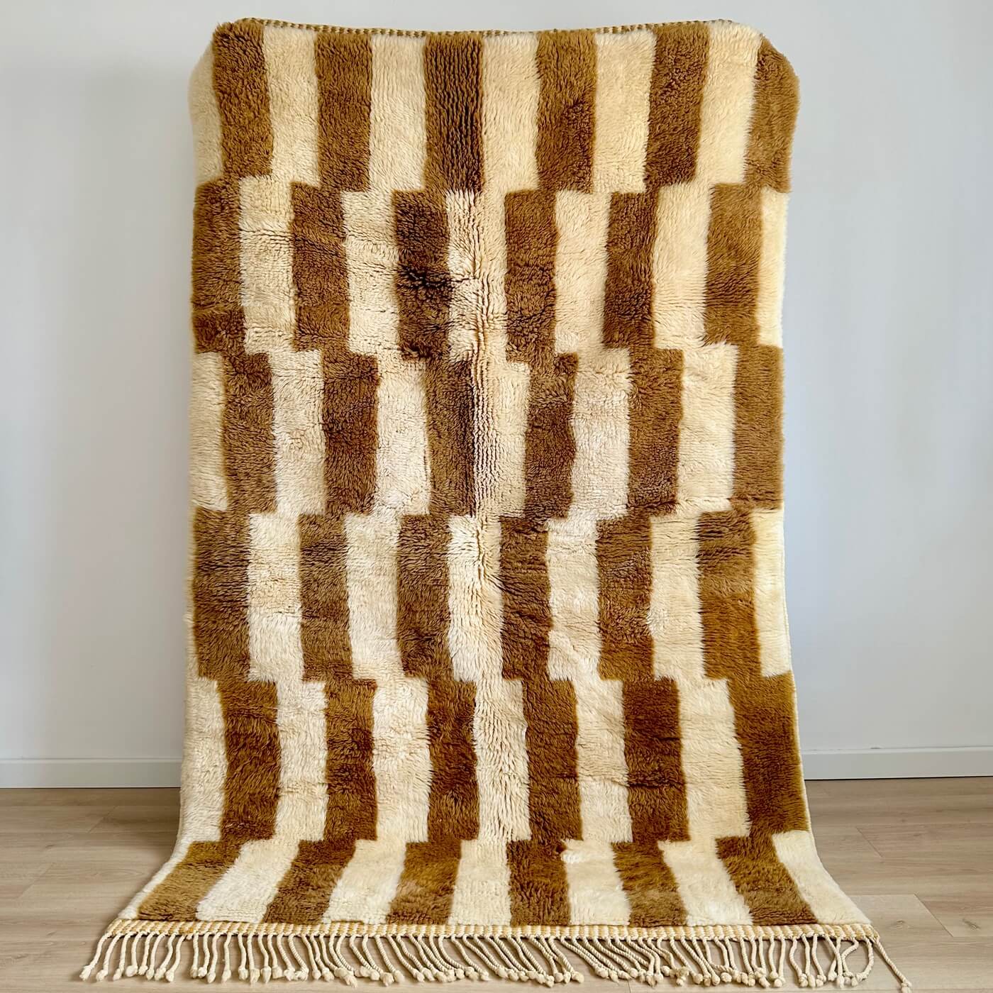 Covor gros și pufos din lână naturală realizat manual în Mrirt, Maroc. Dimensiune mare perfect pentru living sau dormitor- culoare bej maro