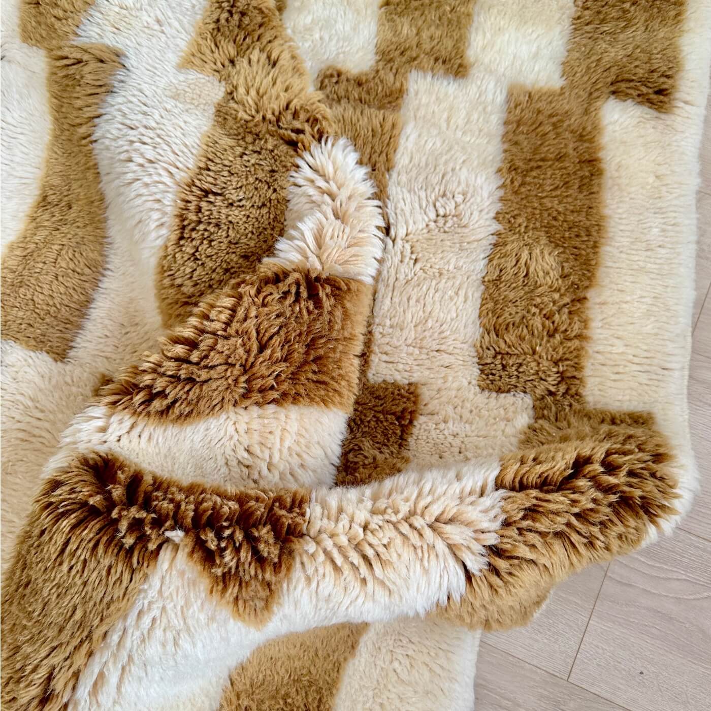 Covor gros și pufos din lână naturală realizat manual în Mrirt, Maroc. Dimensiune mare perfect pentru living sau dormitor- culoare bej maro - fir lung gros