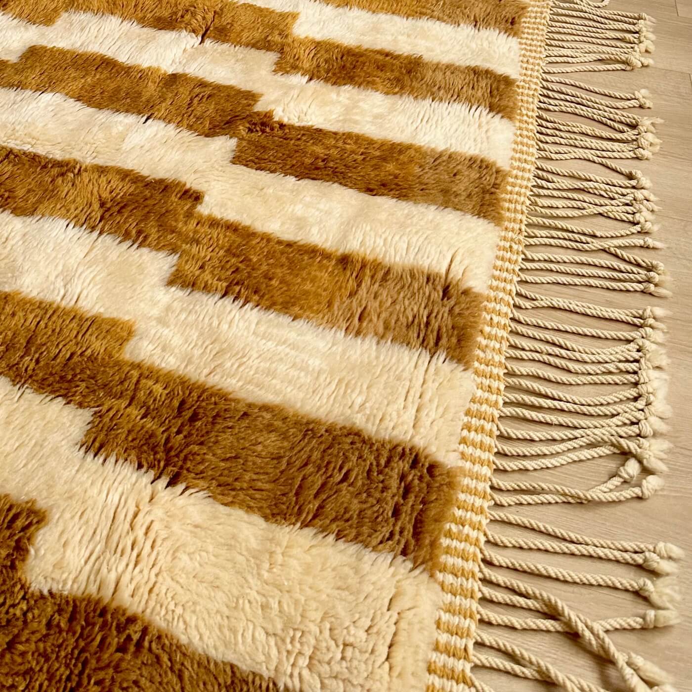 Covor gros și pufos din lână naturală realizat manual în Mrirt, Maroc. Dimensiune mare perfect pentru living sau dormitor- culoare bej maro - ciucuri