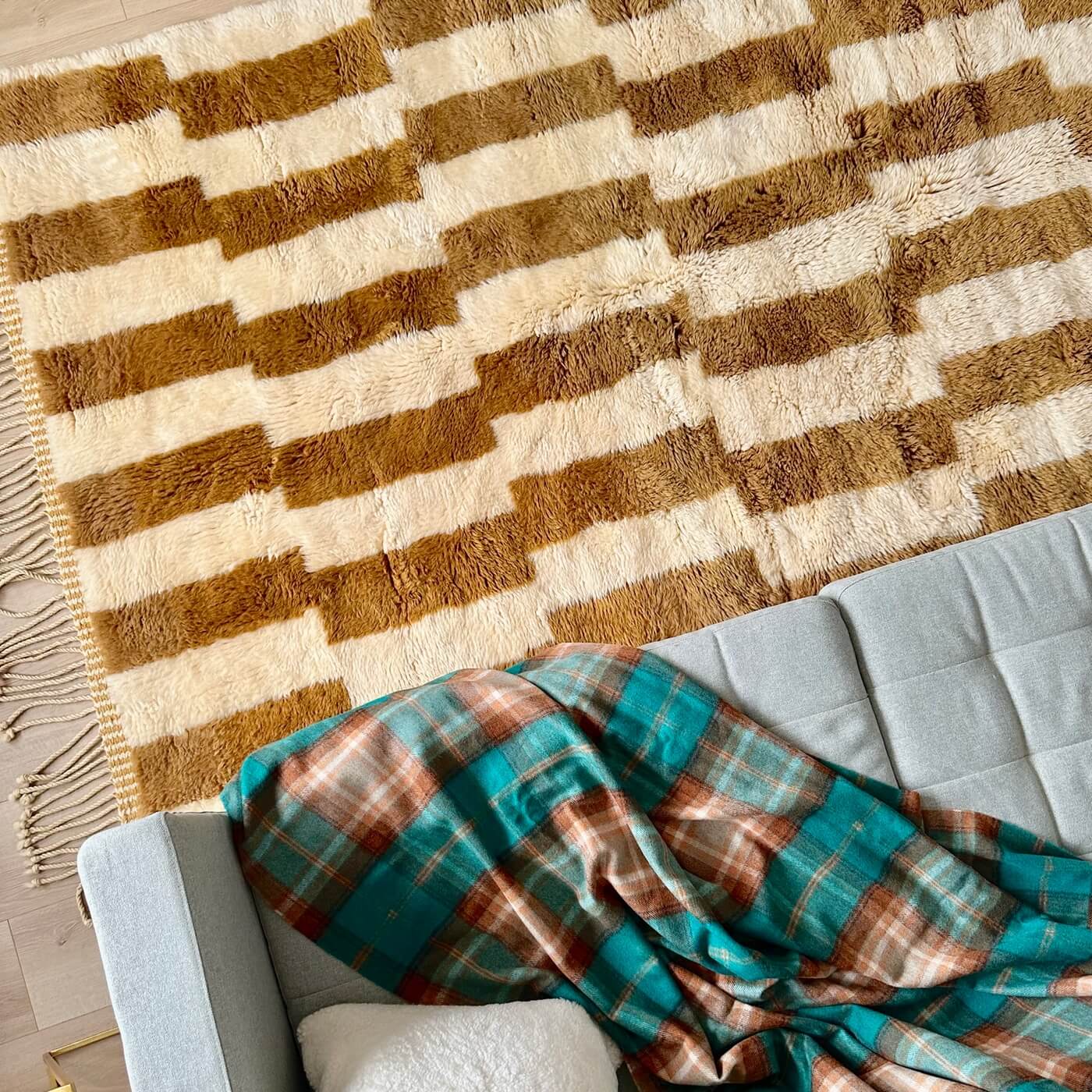 Covor gros și pufos din lână naturală realizat manual în Mrirt, Maroc. Dimensiune mare - culoare bej maro - în fața canapea living