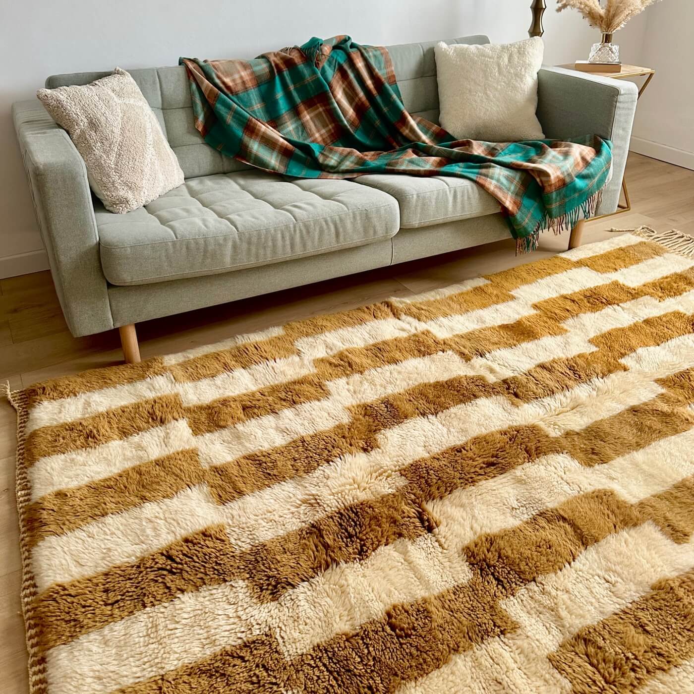 Covor gros și pufos din lână naturală realizat manual în Mrirt, Maroc. Dimensiune mare perfect pentru living sau dormitor- culoare bej maro - decor living