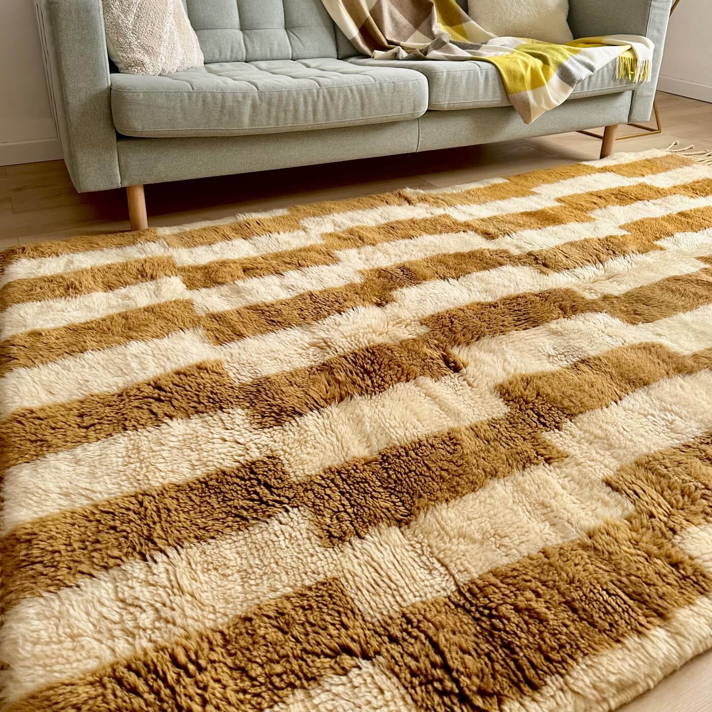 Covor gros și pufos din lână naturală realizat manual în Mrirt, Maroc. Dimensiune mare perfect pentru living sau dormitor- culoare bej maro - de jos