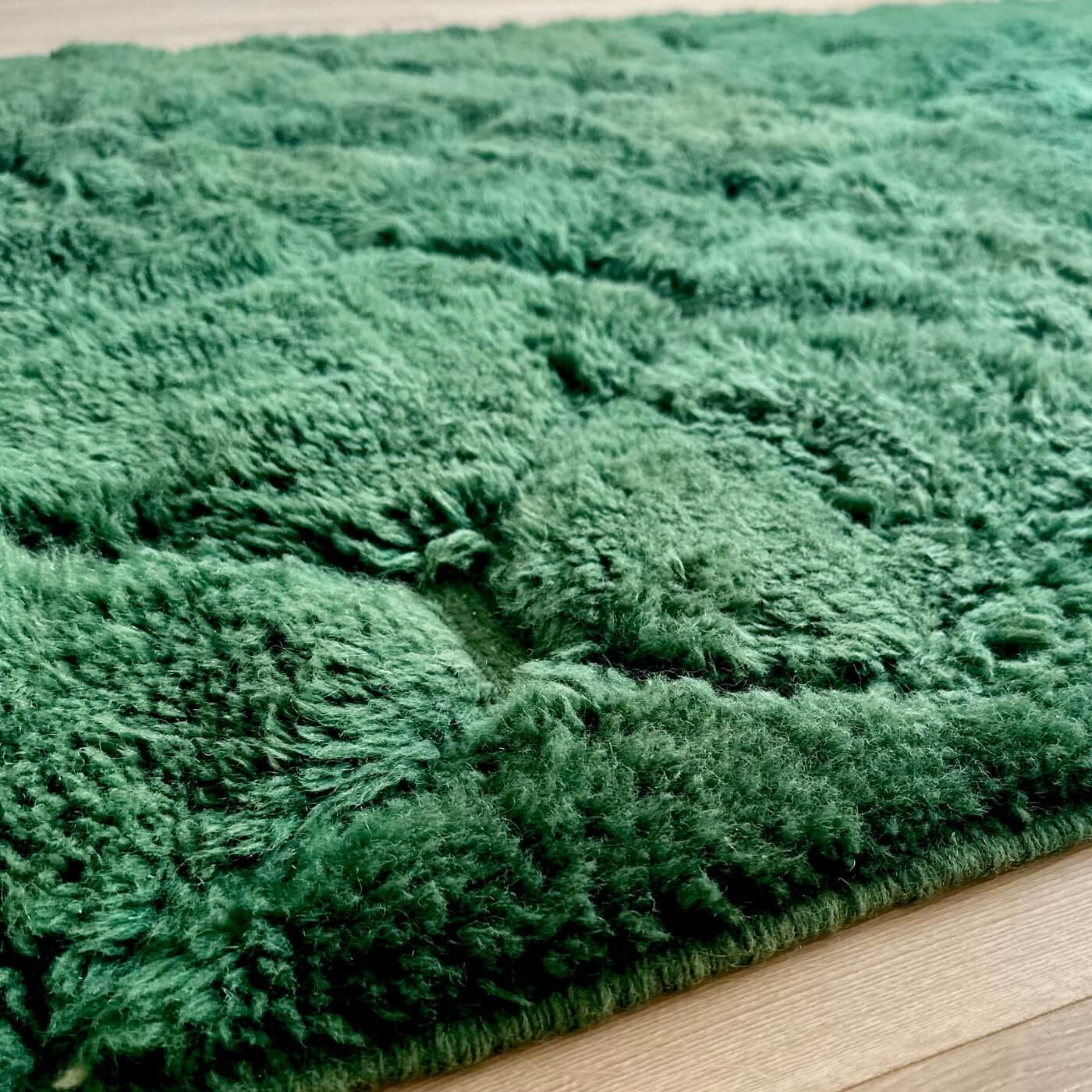 Covor gros și pufos din lână naturală realizat manual în Mrirt, Maroc. Perfect pentru living sau dormitor - dimensiune medie în culoarea verde esmerald - zoom 2