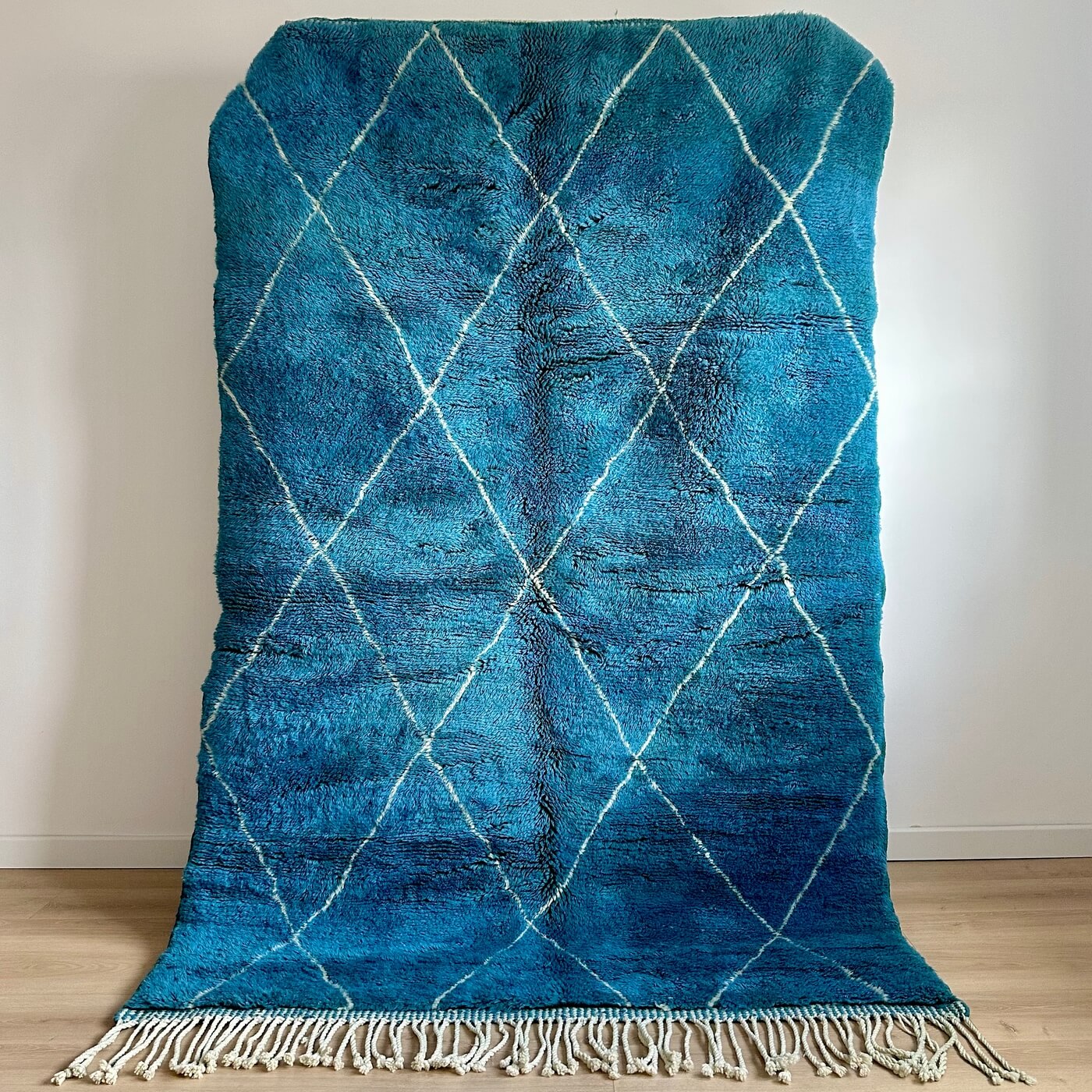 Covor gros și pufos din lână naturală realizat manual în Mrirt, Maroc. Perfect pentru living sau dormitor - dimensiune mare cu linii asimetrice albe pe un fundal albastru turcoaz