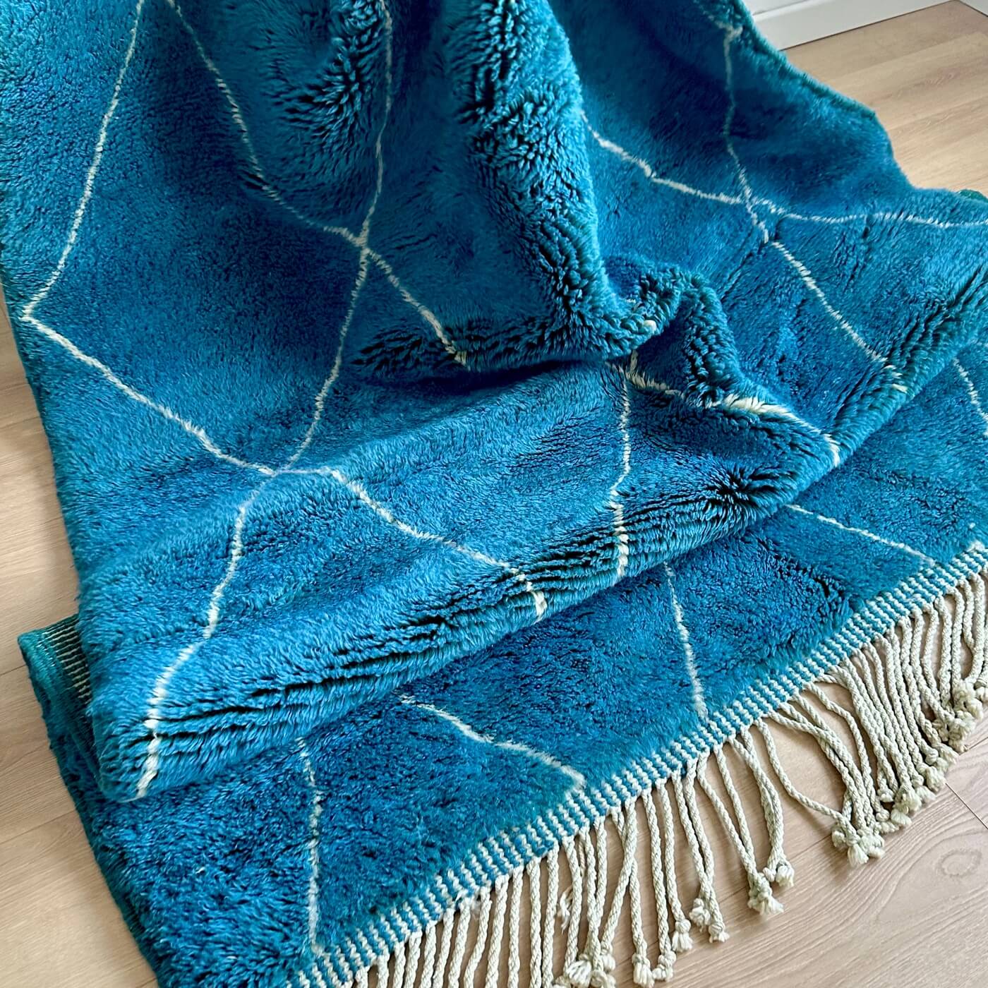 Covor gros și pufos din lână naturală realizat manual în Mrirt, Maroc. Perfect pentru living sau dormitor - dimensiune mare cu linii asimetrice albe pe un fundal albastru turcoaz - de aproape 4