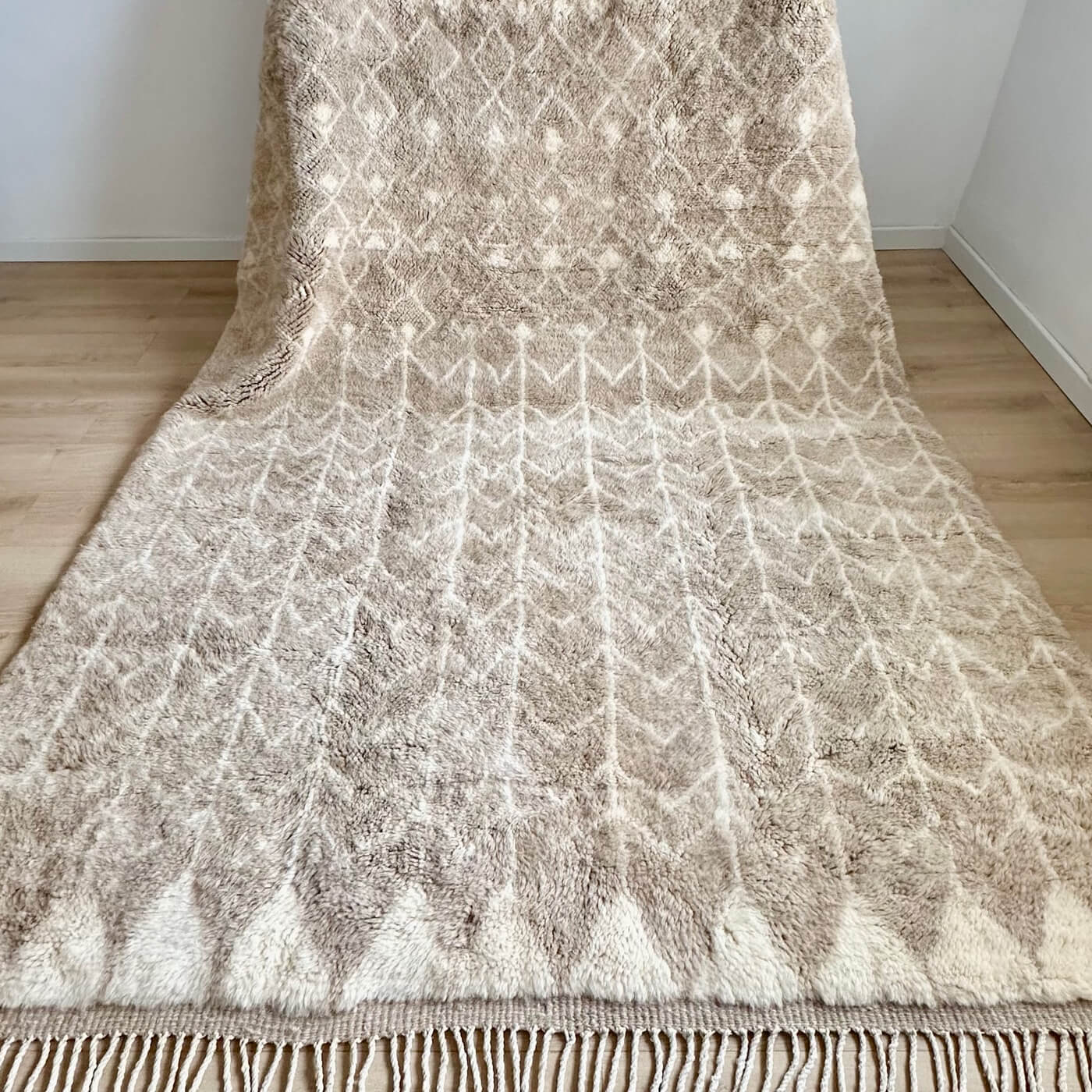 Covor XXL 3 pe 2 - gros și pufos din lână naturală realizat manual în Mrirt, Maroc. Perfect pentru living sau dormitor - culori neutre bej crem - întins