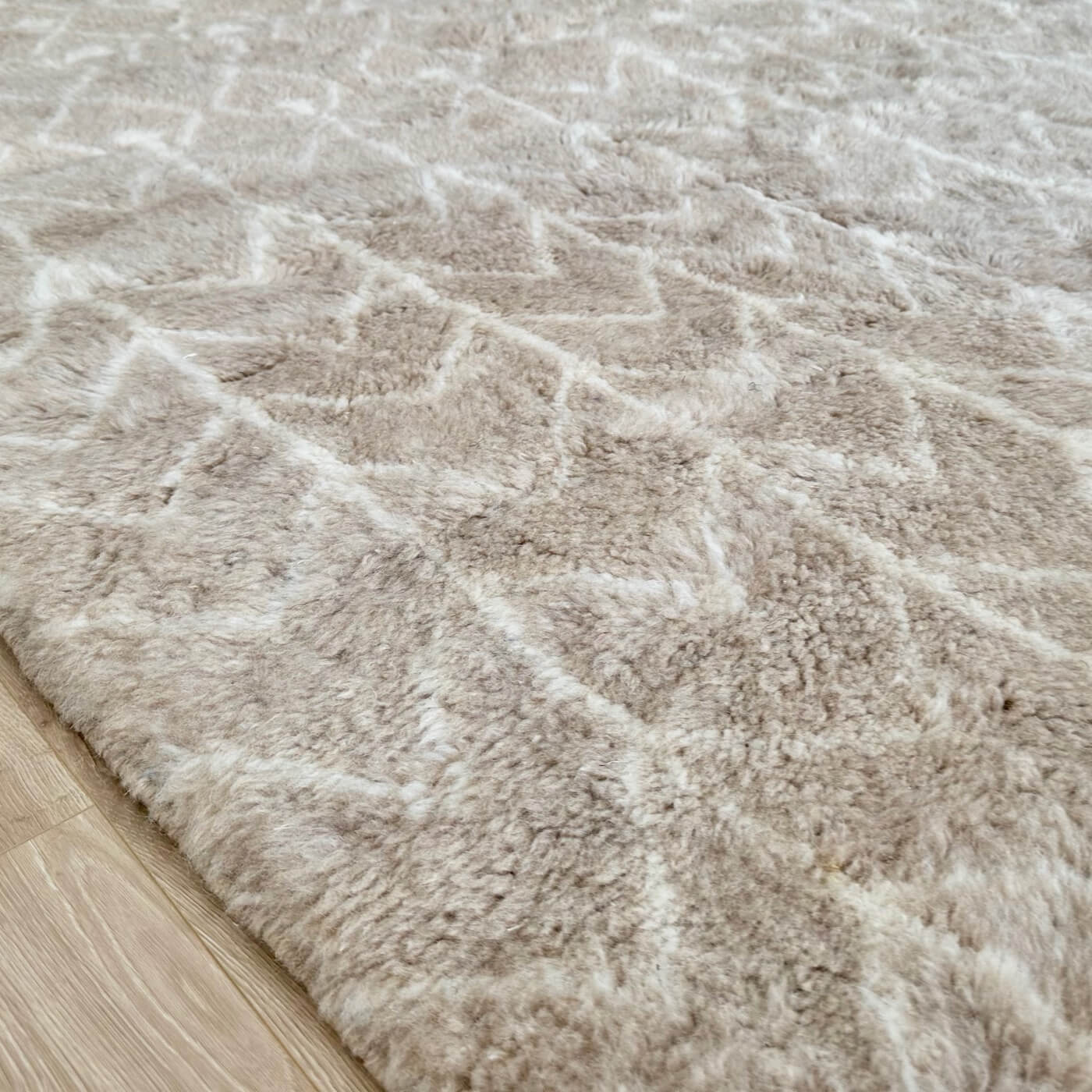 Covor XXL 3 pe 2 - gros și pufos din lână naturală realizat manual în Mrirt, Maroc. Perfect pentru living sau dormitor - culori neutre bej crem - zoom