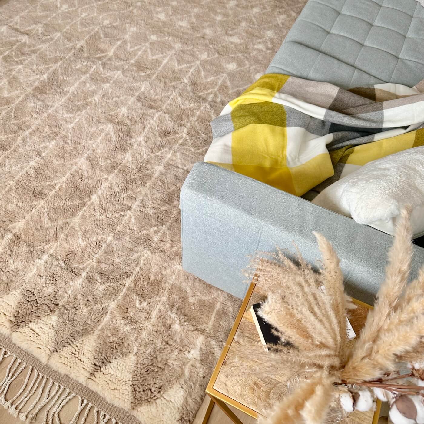 Covor XXL 3 pe 2 - gros și pufos din lână naturală realizat manual în Mrirt, Maroc. Perfect pentru living sau dormitor - culori neutre bej crem - în living