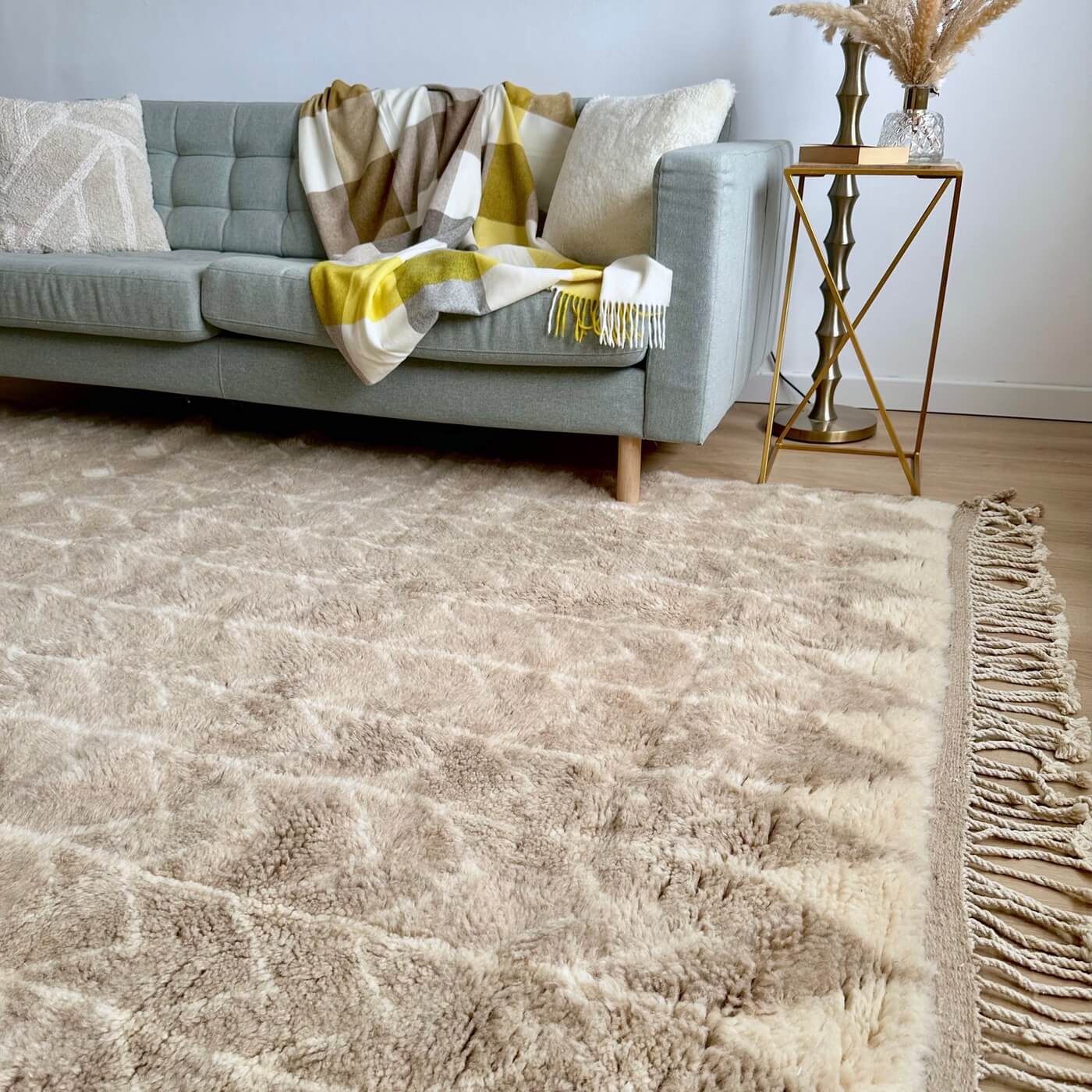 Covor XXL 3 pe 2 - gros și pufos din lână naturală realizat manual în Mrirt, Maroc. Perfect pentru living sau dormitor - culori neutre bej crem - idee decor living