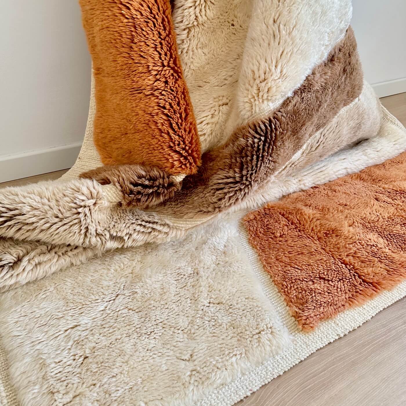 Covor gros și pufos din lână naturală înnodat manual în Mrirt, Maroc. Perfect pentru living sau dormitor - dimensiune medie în culori de alb, crem, bej, maro si teracota