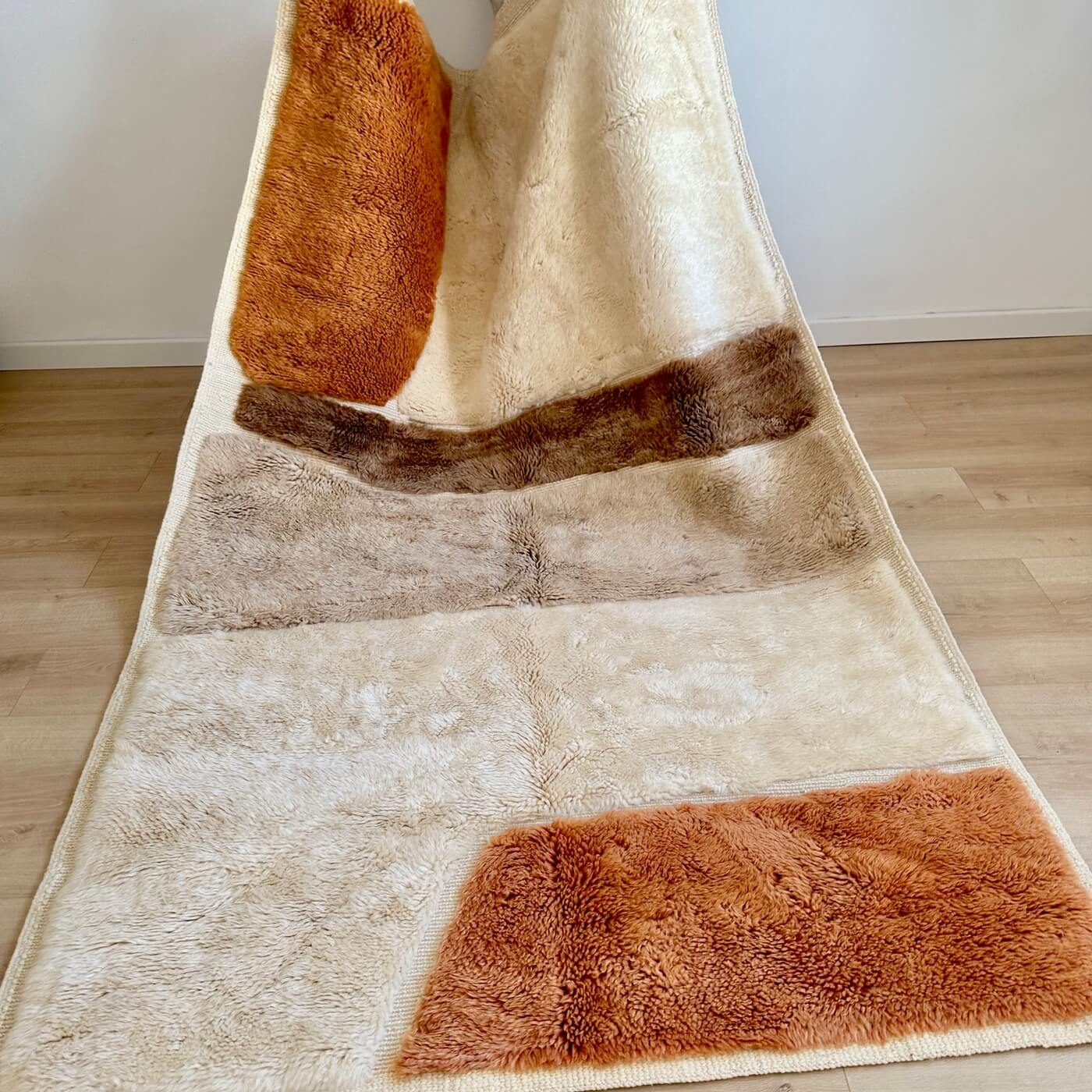 Covor gros și pufos din lână naturală realizat manual în Mrirt, Maroc. Perfect pentru living sau dormitor - dimensiune medie în culori de alb, crem, bej, maro si teracota - întins