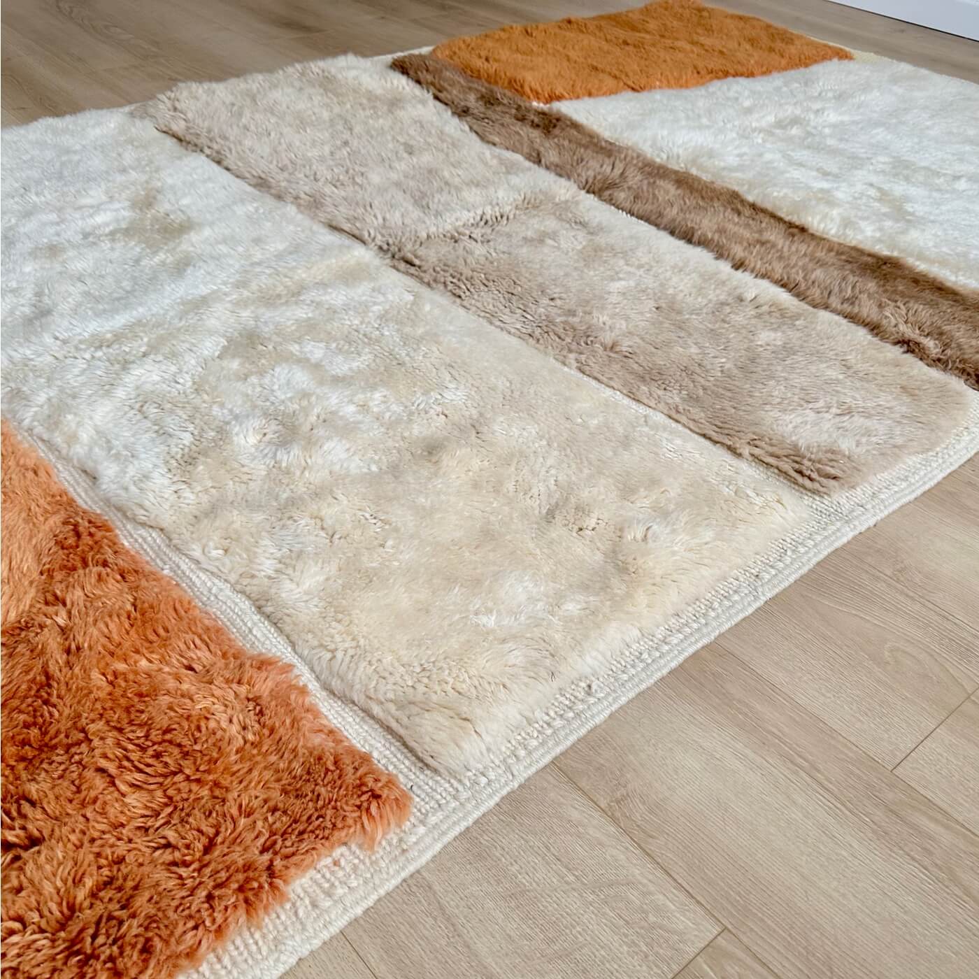 Covor gros și pufos din lână naturală realizat manual în Mrirt, Maroc. Perfect pentru living sau dormitor - dimensiune medie în culori de alb, crem, bej, maro si teracota - de aproape