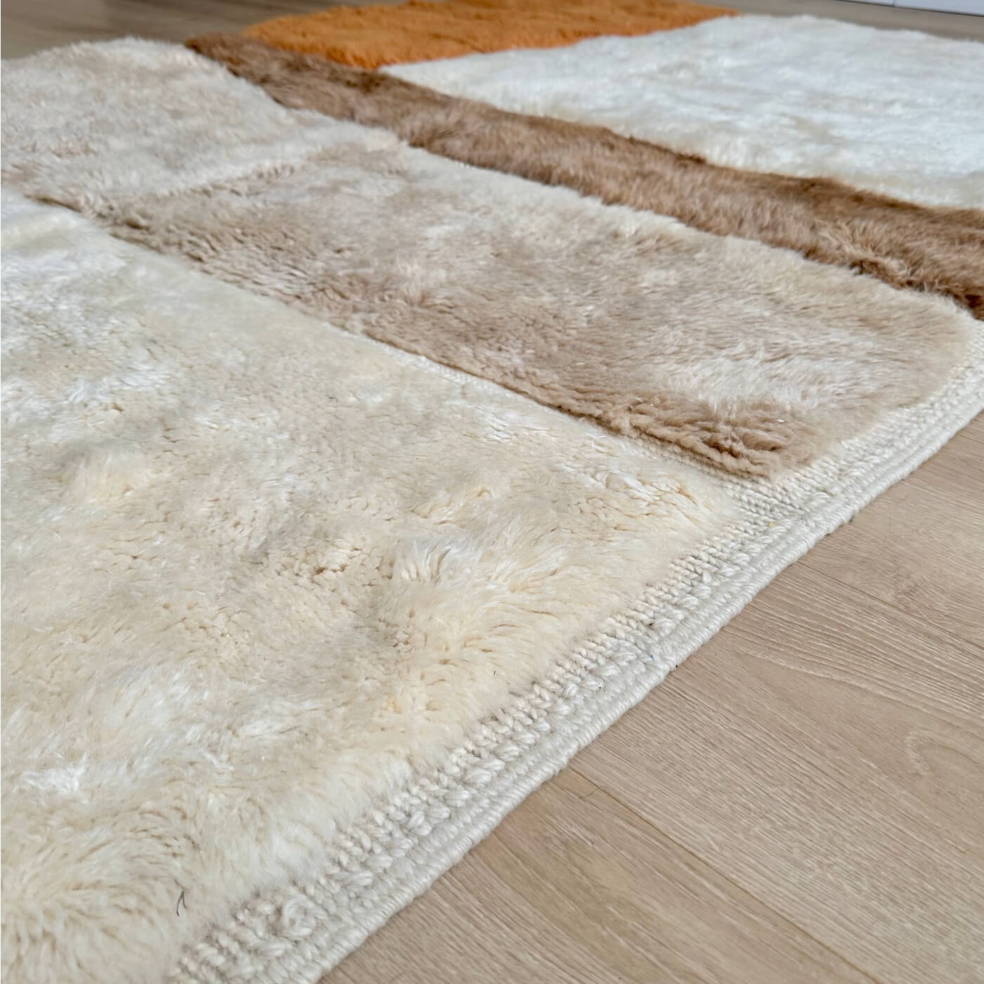 Covor gros și pufos din lână naturală realizat manual în Mrirt, Maroc. Perfect pentru living sau dormitor - dimensiune medie în culori de alb, crem, bej, maro si teracota - zoom 1