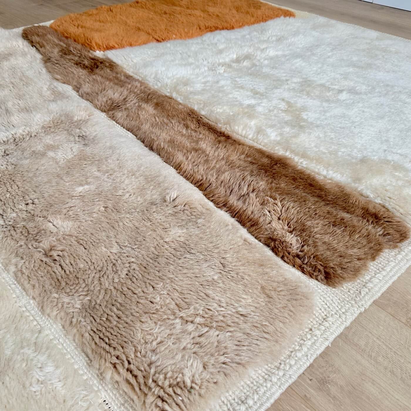 Covor gros și pufos din lână naturală realizat manual în Mrirt, Maroc. Perfect pentru living sau dormitor - dimensiune medie în culori de alb, crem, bej, maro si teracota - zoom 2