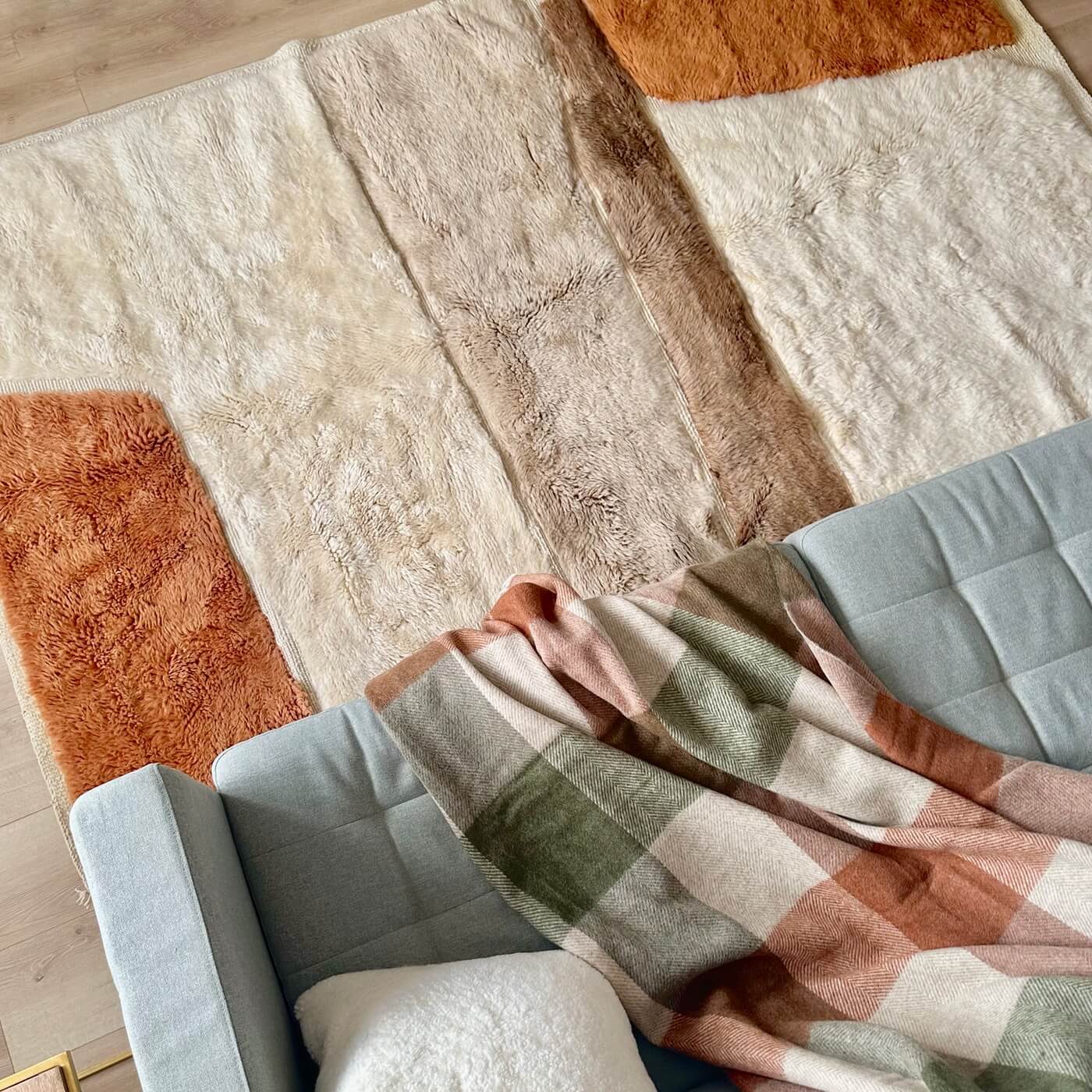 Covor gros și pufos din lână naturală realizat manual în Mrirt, Maroc. Perfect pentru living sau dormitor - dimensiune medie în culori de alb, crem, bej, maro si teracota - POV 2