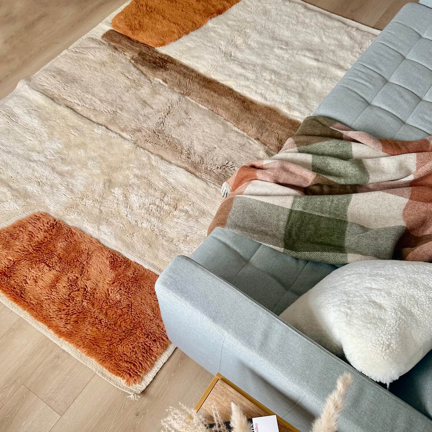 Covor gros și pufos din lână naturală realizat manual în Mrirt, Maroc. Perfect pentru living sau dormitor - dimensiune medie în culori de alb, crem, bej, maro si teracota - POV